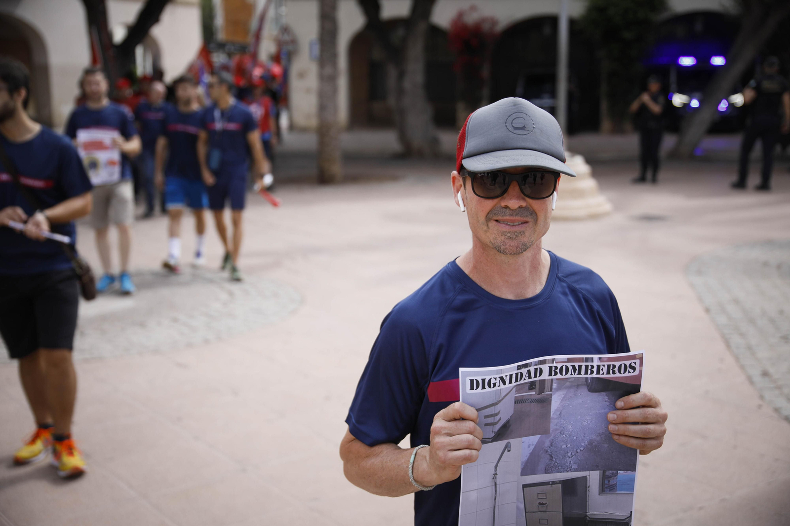 Manifestación de los bomberos quemados de Almería, en imágenes