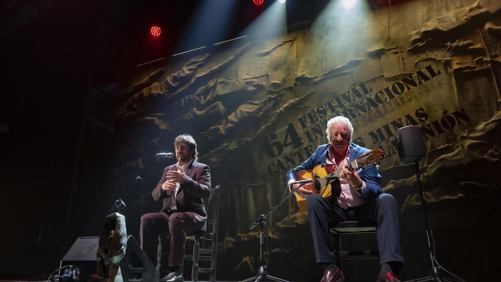 Gregorio Moya, con el acompañamiento de Paco Cortés, durante su actuación en la final del certamen.