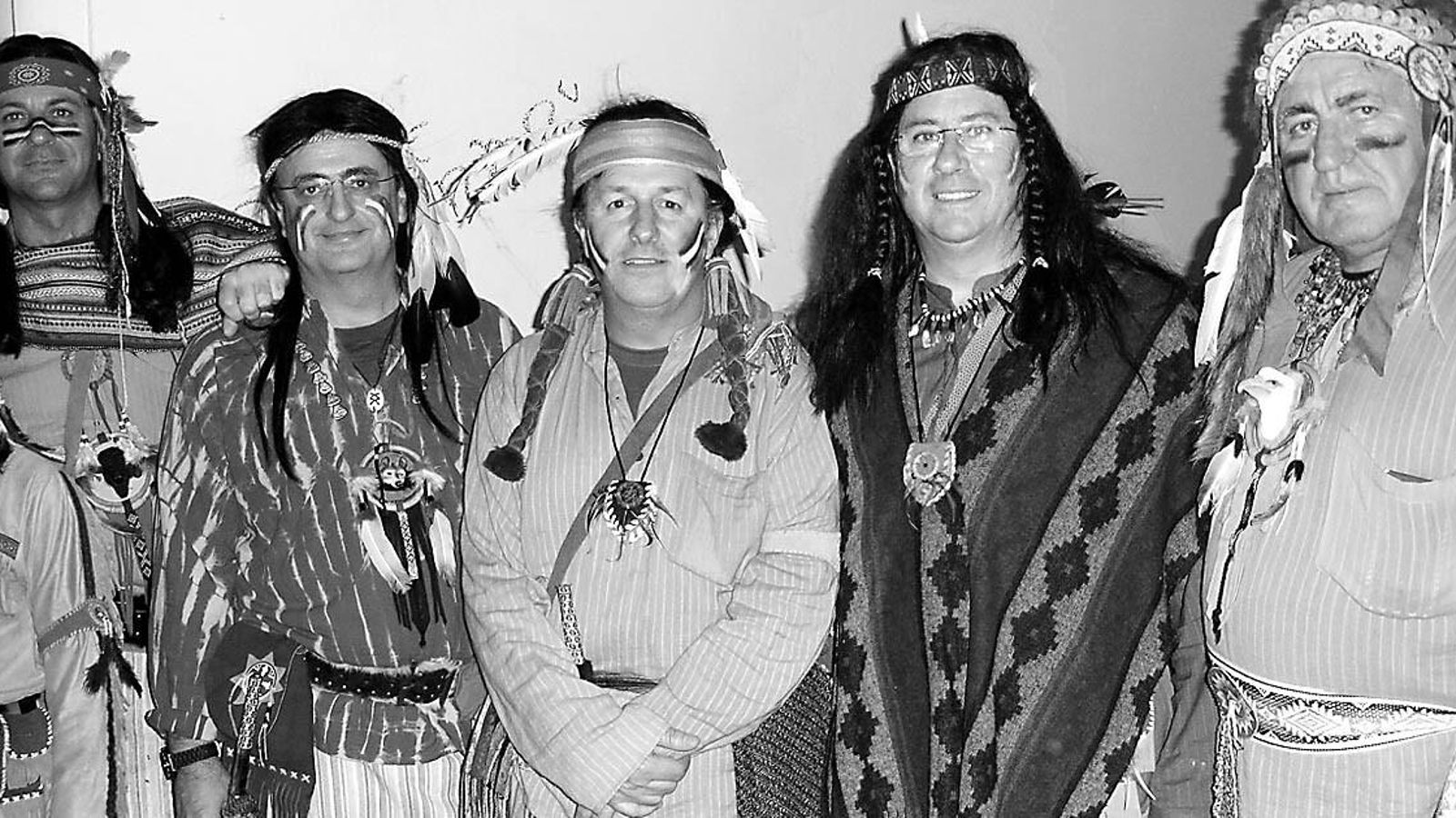 Emilio Aragón, segundo por la derecha, en uno de los coros callejeros de Luis Frade.