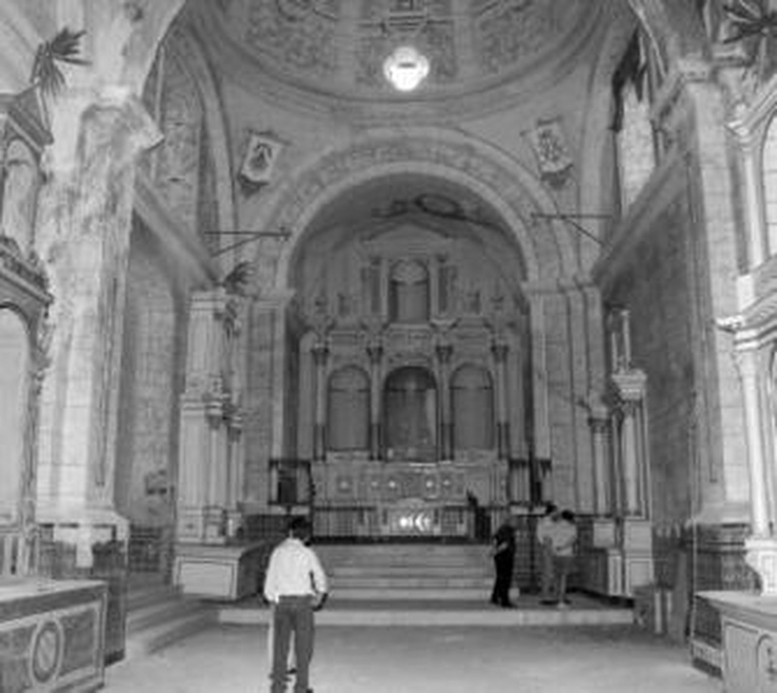 Estado actual del altar y del claustro del convento de Jesús María de Aracena.