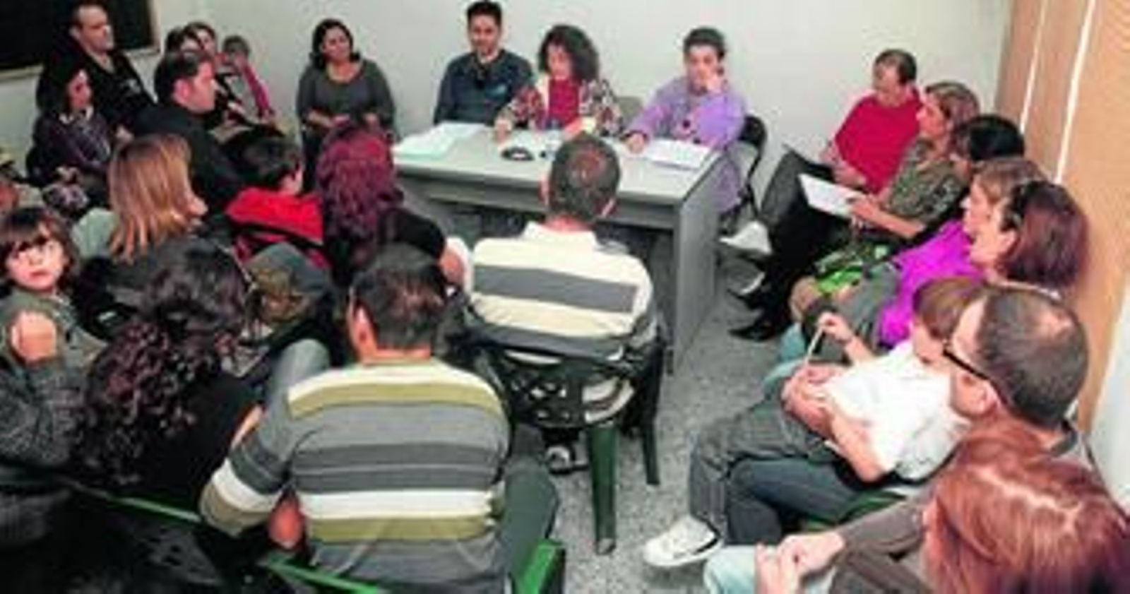 Los padres y madres de las AMPA de los tres colegios de La Zubia mantuvieron ayer una reunión para debatir qué hacer con el catering escolar.