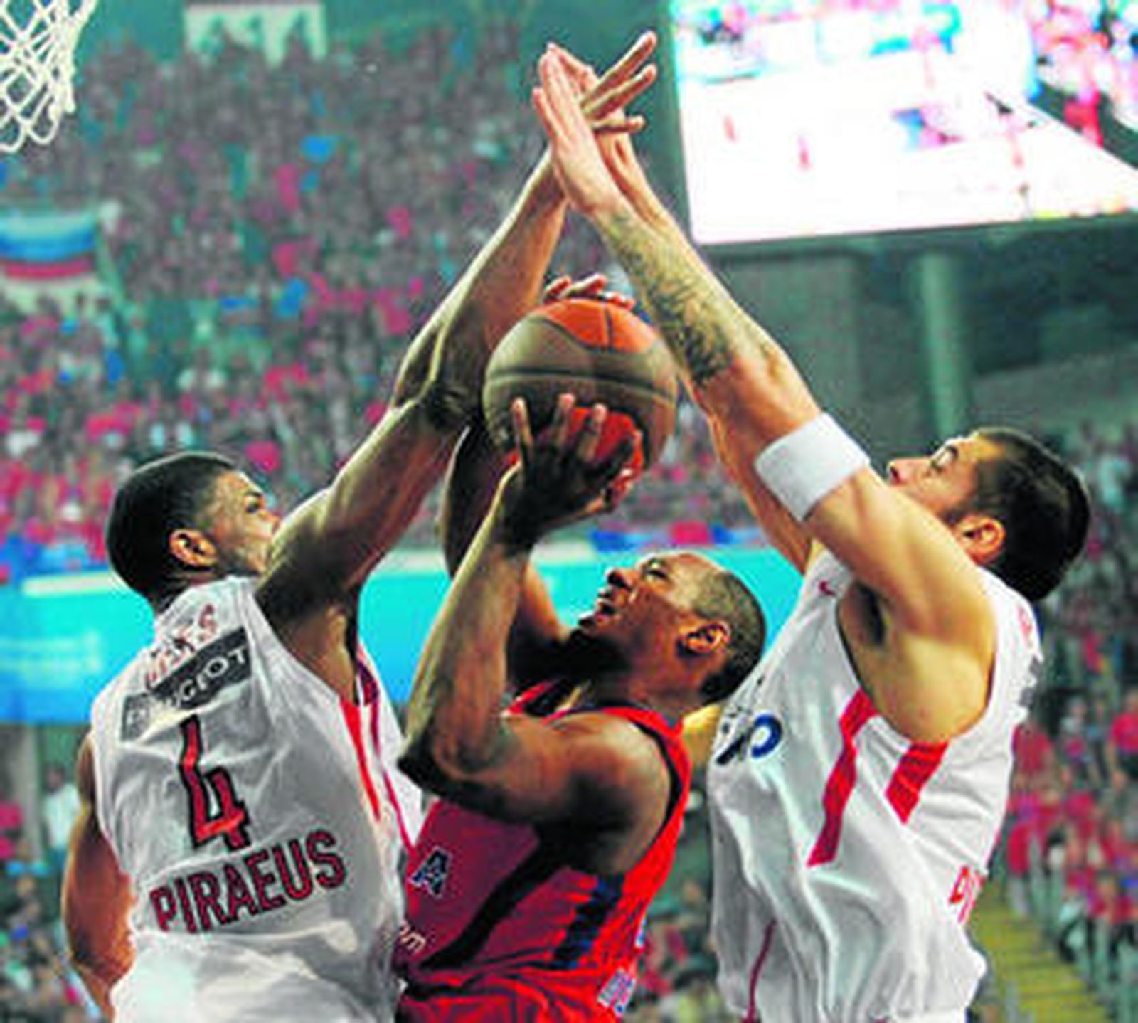Gordon busca un tiro entre Hines y Printezis durante un partido de Euroliga.
