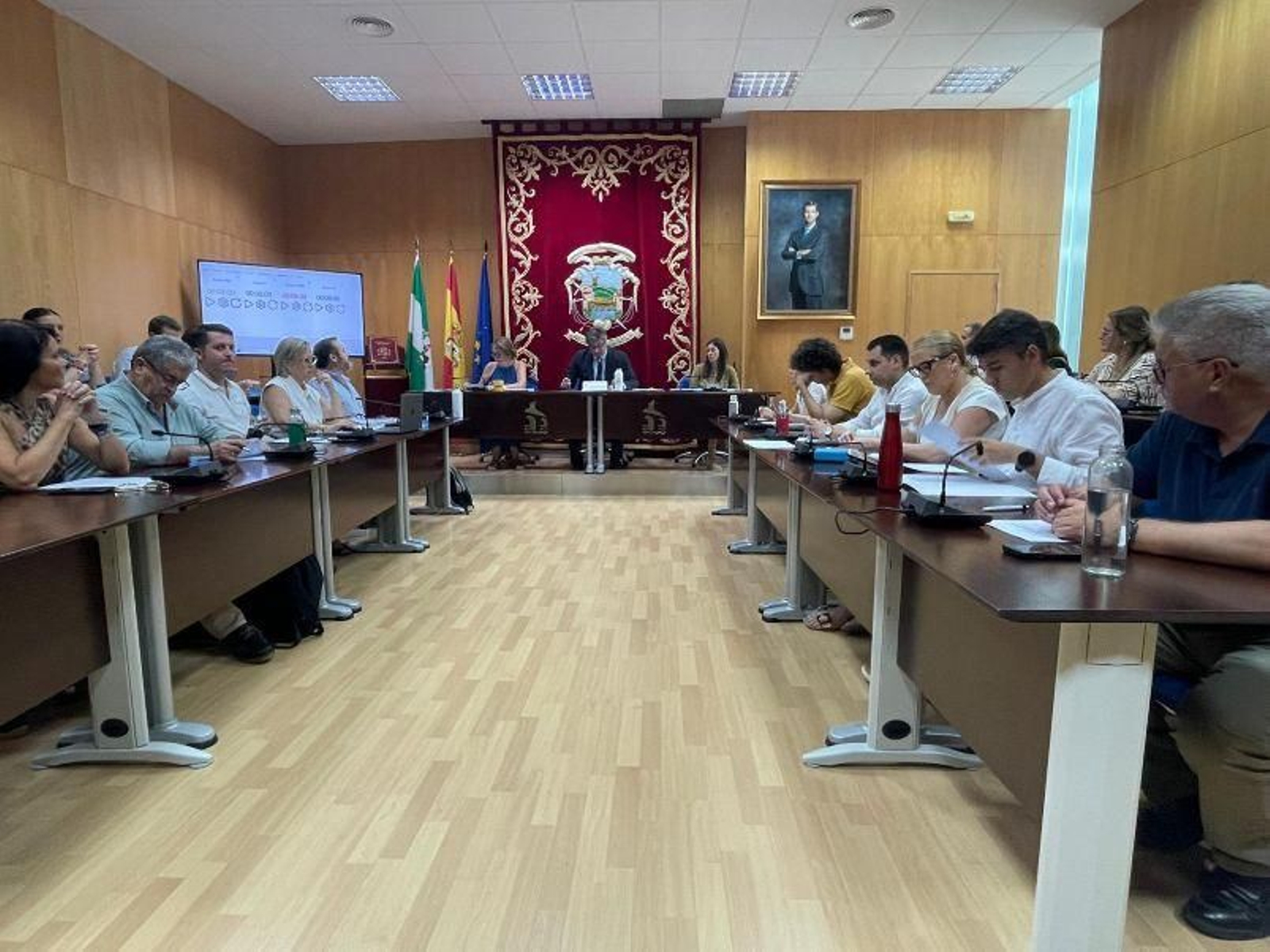 Un momento del Pleno del Ayuntamiento de Puente Genil.