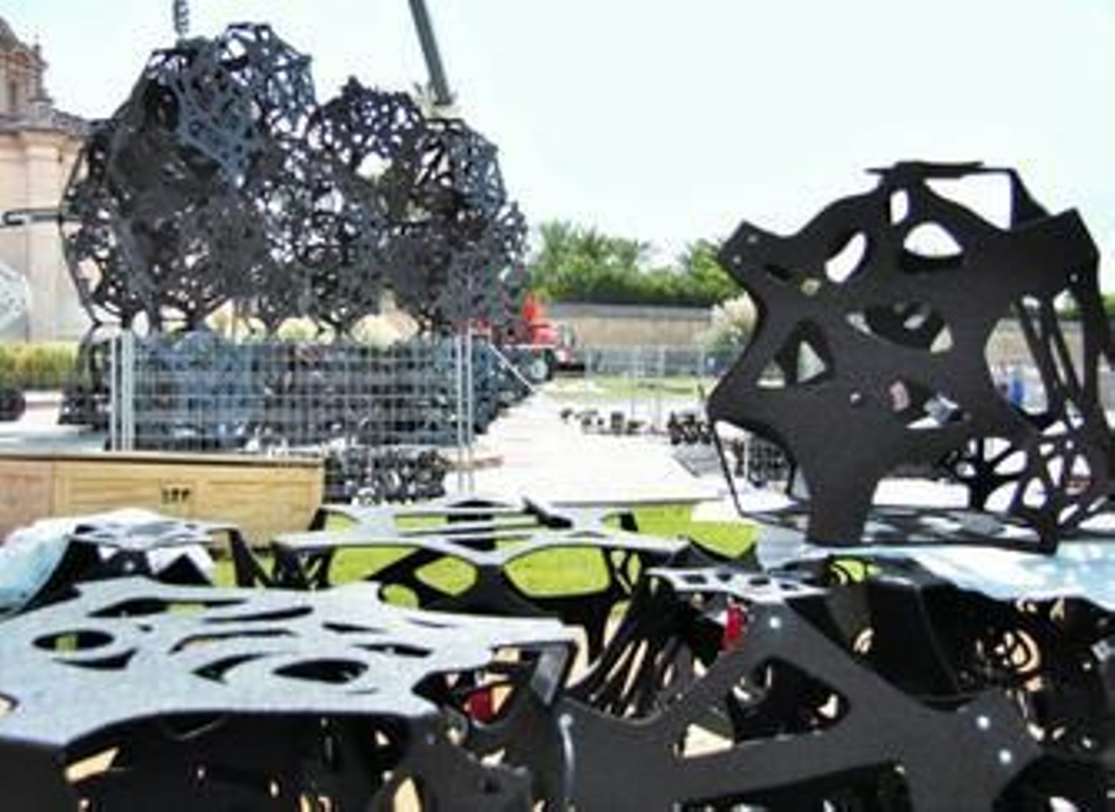 Colocación de una obra de la Biacs en el Monasterio de la Cartuja de Sevilla, la pasada semana.