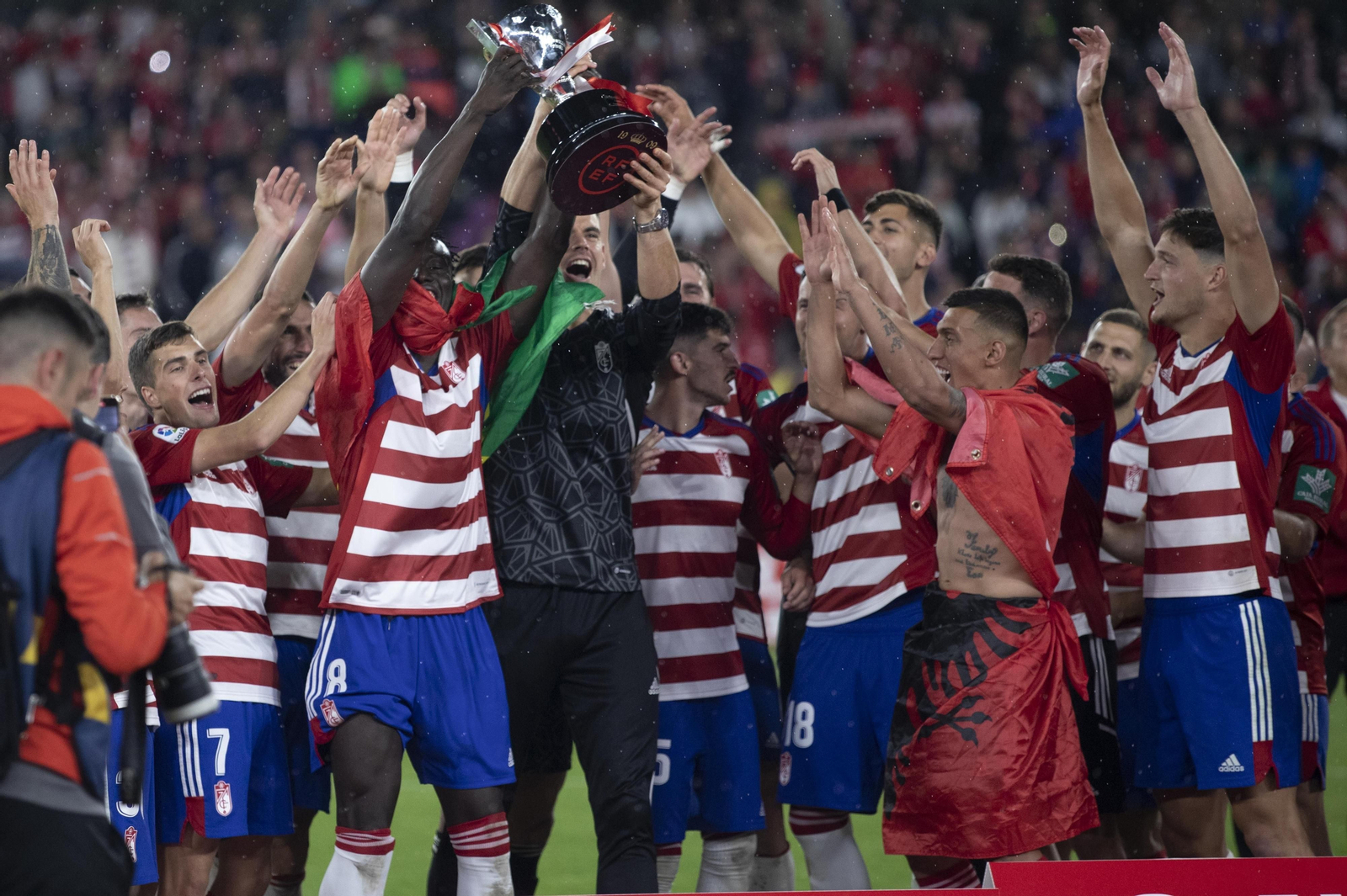 Los jugadores del Granada celebran el ascenso