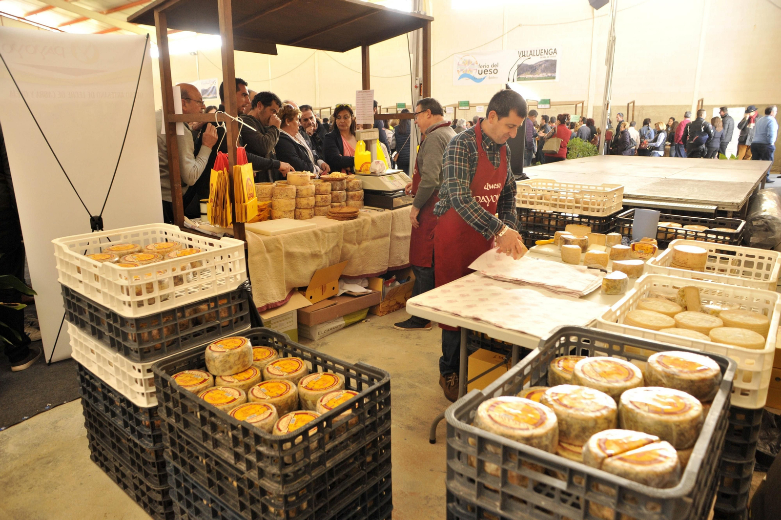 Uno de los expositores en una edición prepandemia de la Feria del Queso, en Villaluenga.