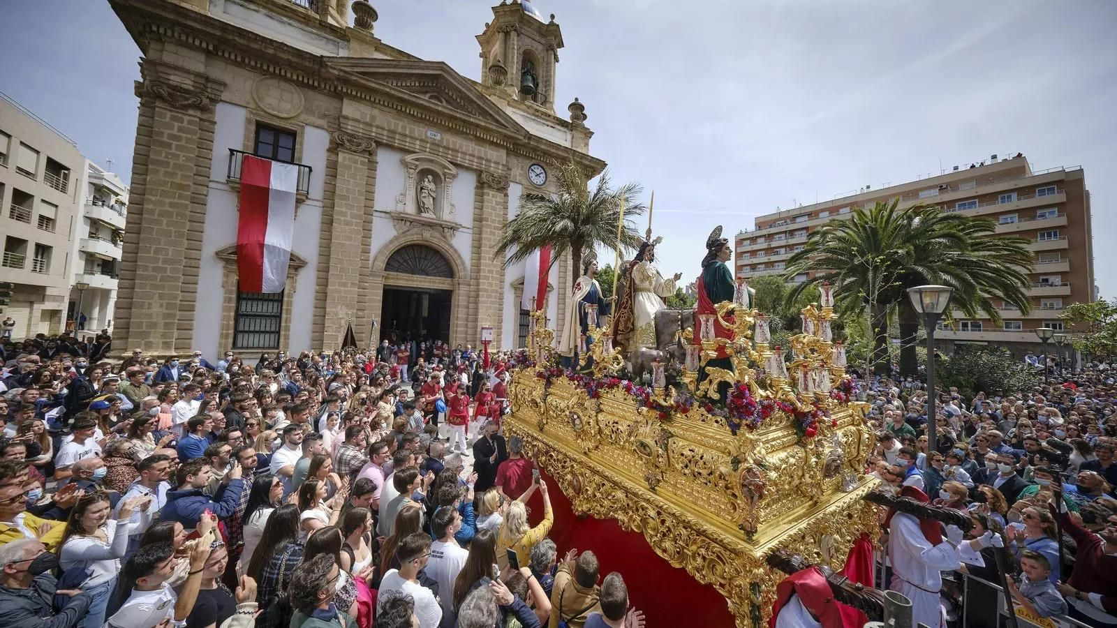 El paso de la Borriquita saliendo de San José hacia la Avenida de Cádiz