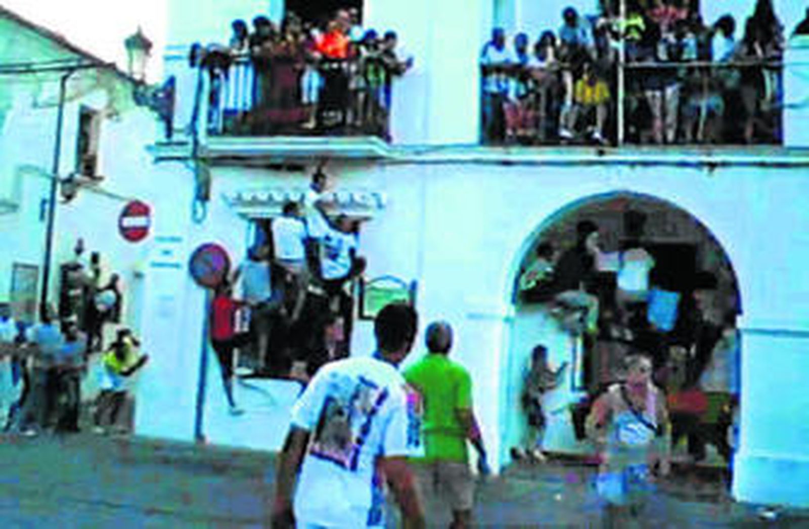 A la derecha, bajo el arco, el toro embiste a la mujer que fue corneada en un muslo.