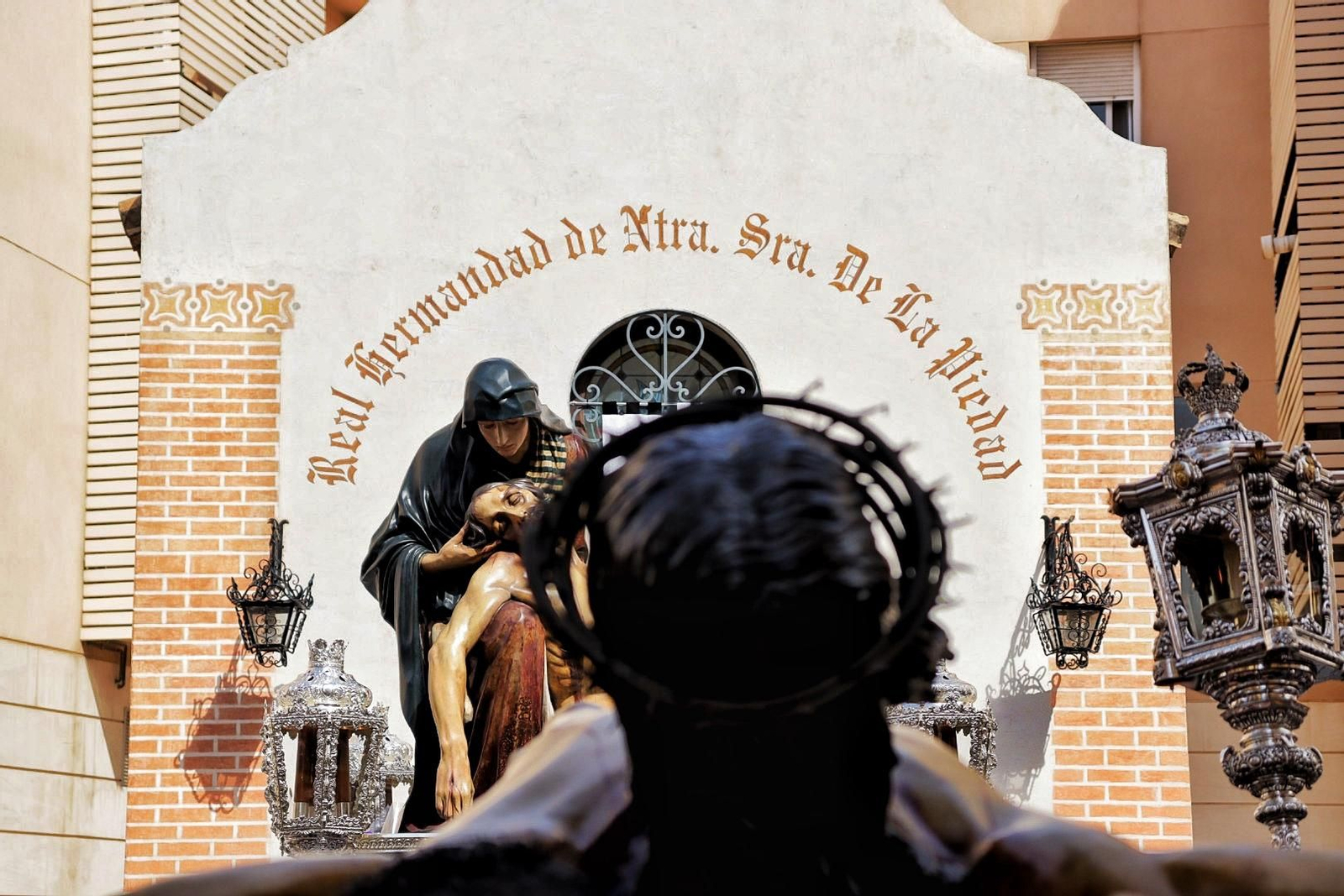 Los traslados de la Sangre y la Piedad de la Semana Santa de Málaga 2025, en imágenes