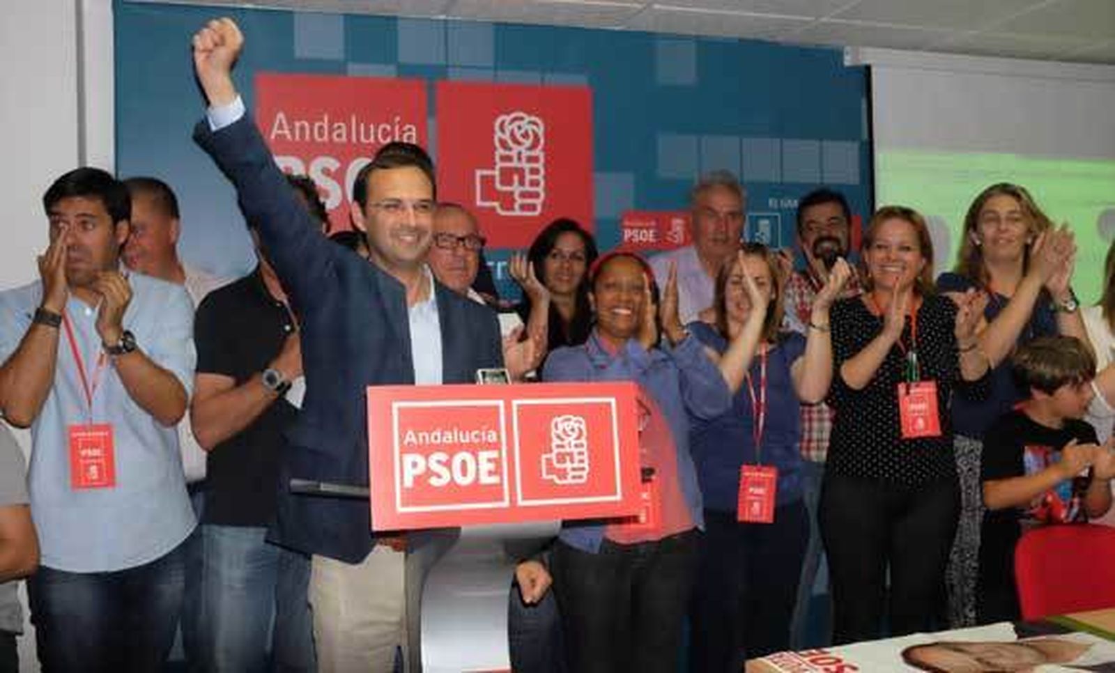 Víctor Mora celebra el triunfo socialista en Sanlúcar.
