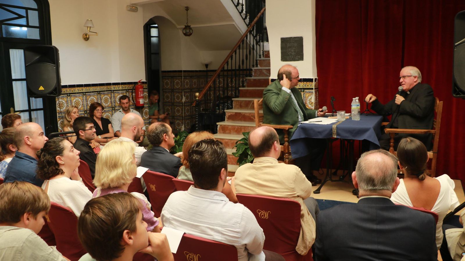 El patio del Casino de Cazalla, totalmente lleno para asistir a la charla-coloquio entre el arzobispo y el subdirector de 'Diario de Sevilla'.