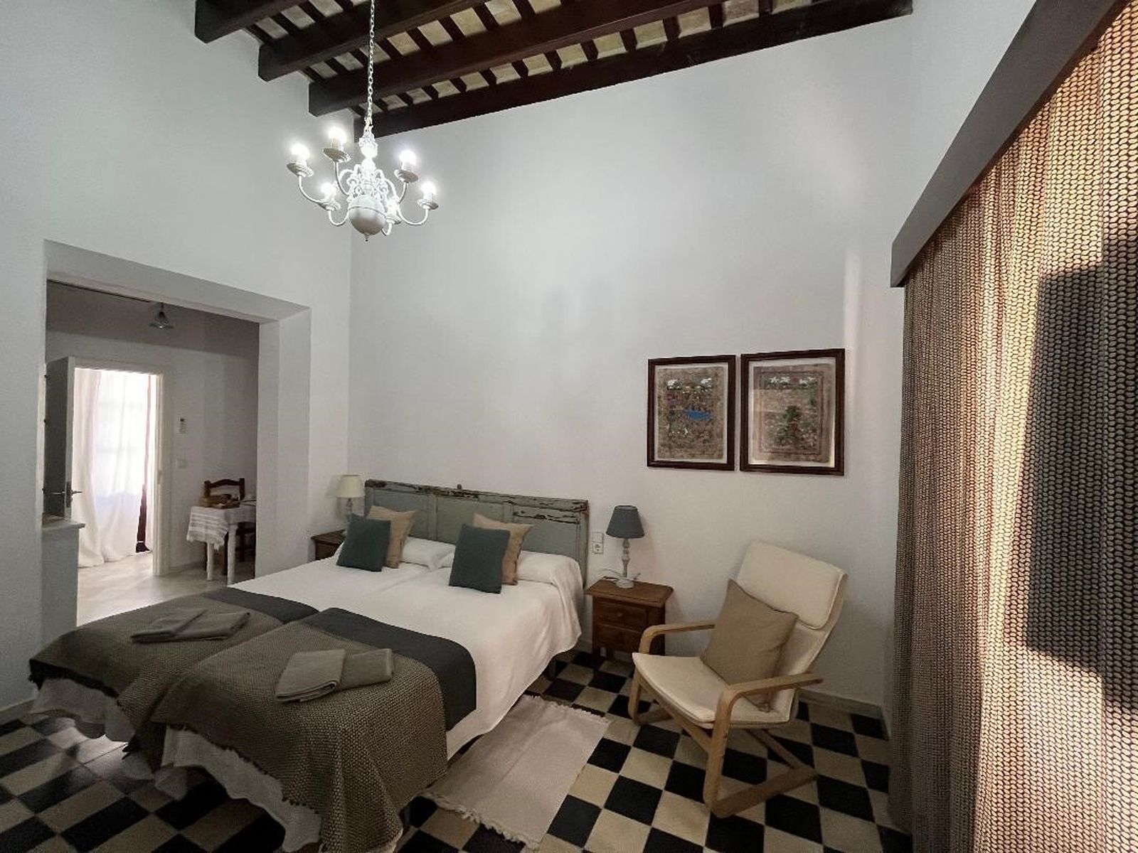 Dormitorio con suelos hidráulicos y el forjado original de la casa.