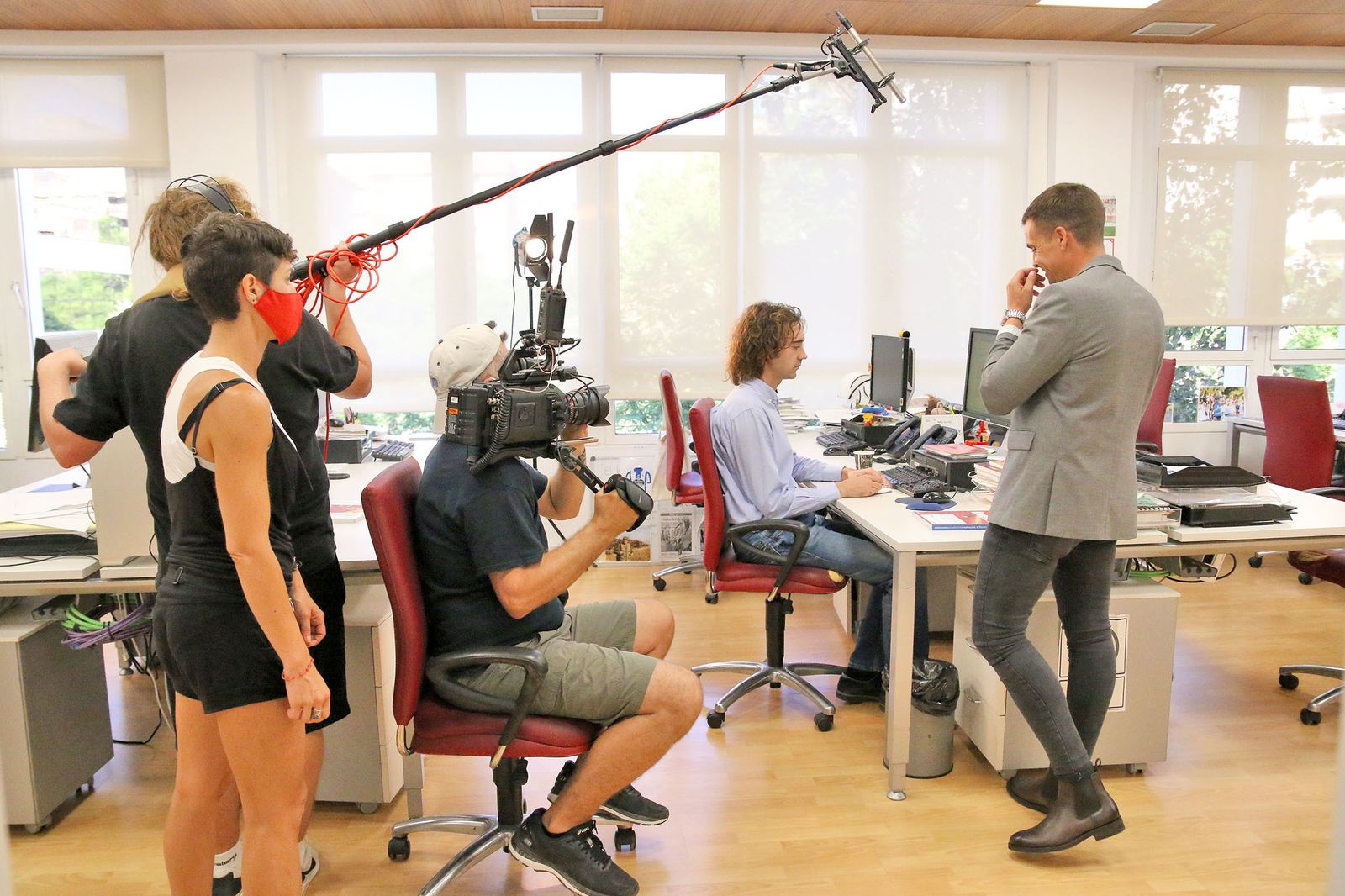 Ryan Scott, jefe de sonido con María Cervantes, jefa de producción; Kurro González, director de fotografía con los actores Adrián Fábrega y Agus Ibarra en Diario de Almería.