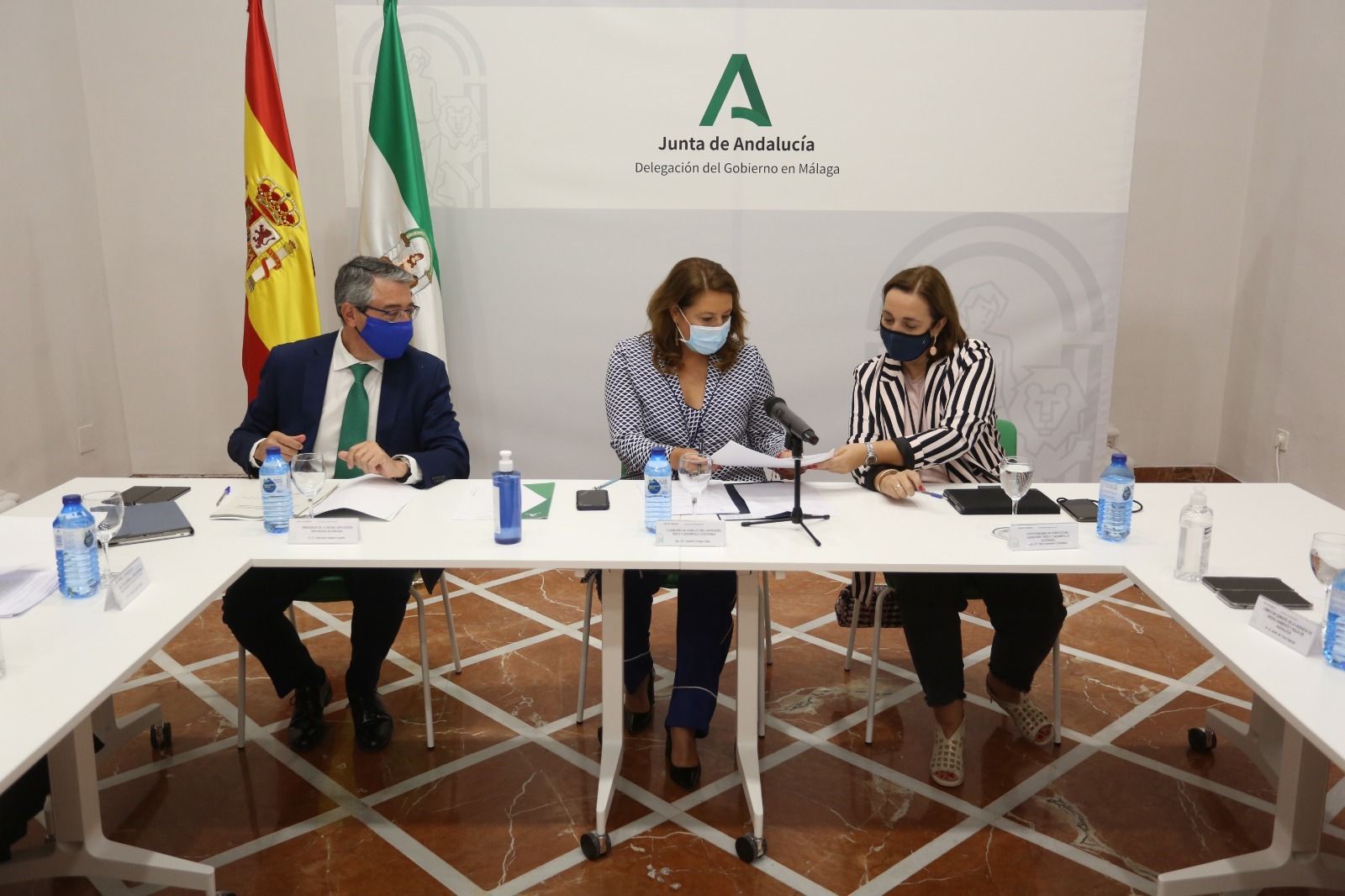 La consejera, Carmen Crespo, en el centro, preside el foro social