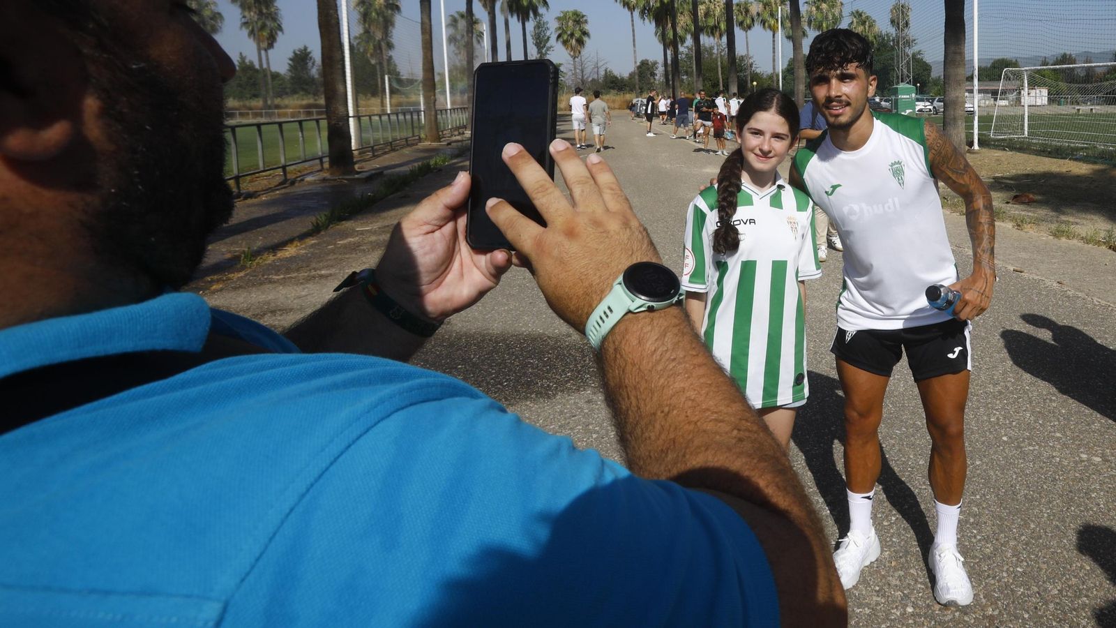 Kevin Medina se fotografía con una seguidora del Córdoba CF en la Ciudad Deportiva. Kevin Medina se fotografía con una seguidora del Córdoba CF en la Ciudad Deportiva.