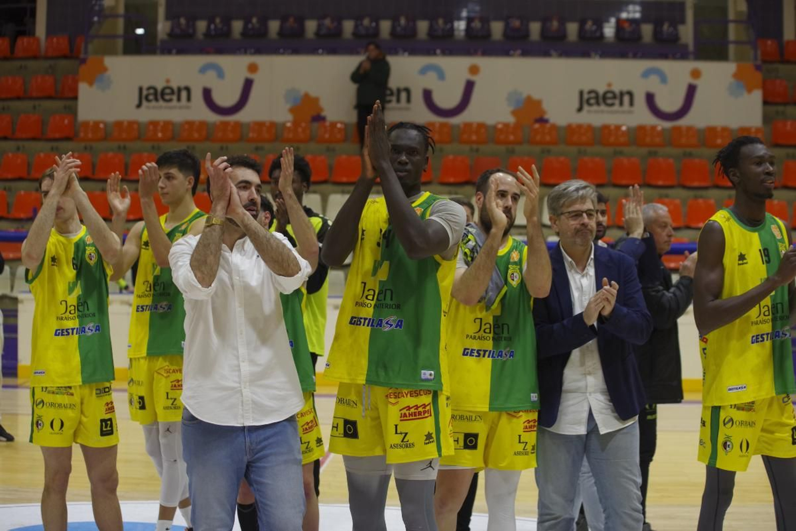 El equipo amarillo aplaude a la afición tras un partido en La Salobreja.