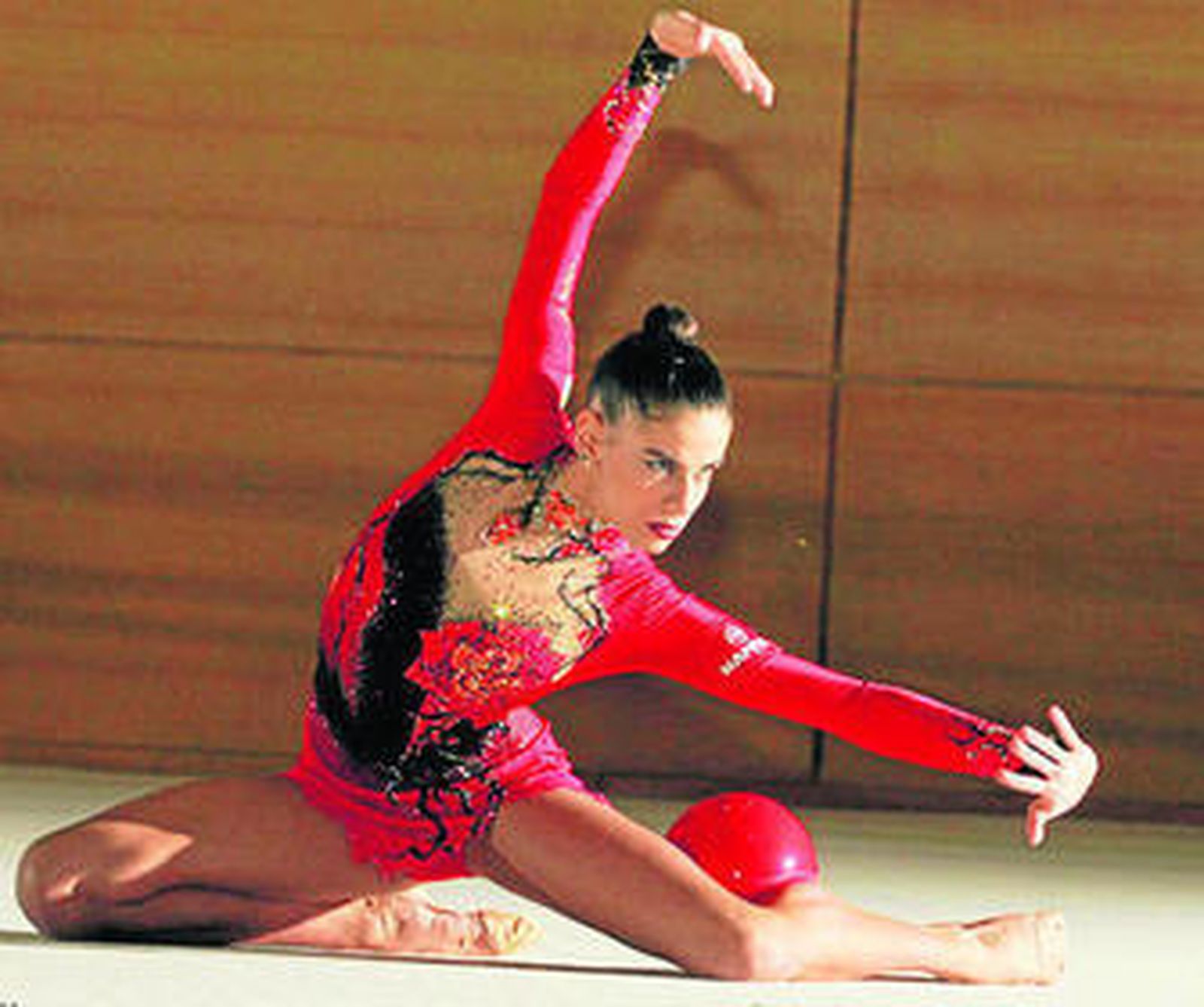 Lourdes Mohedano práctica un ejercicio de pelota.