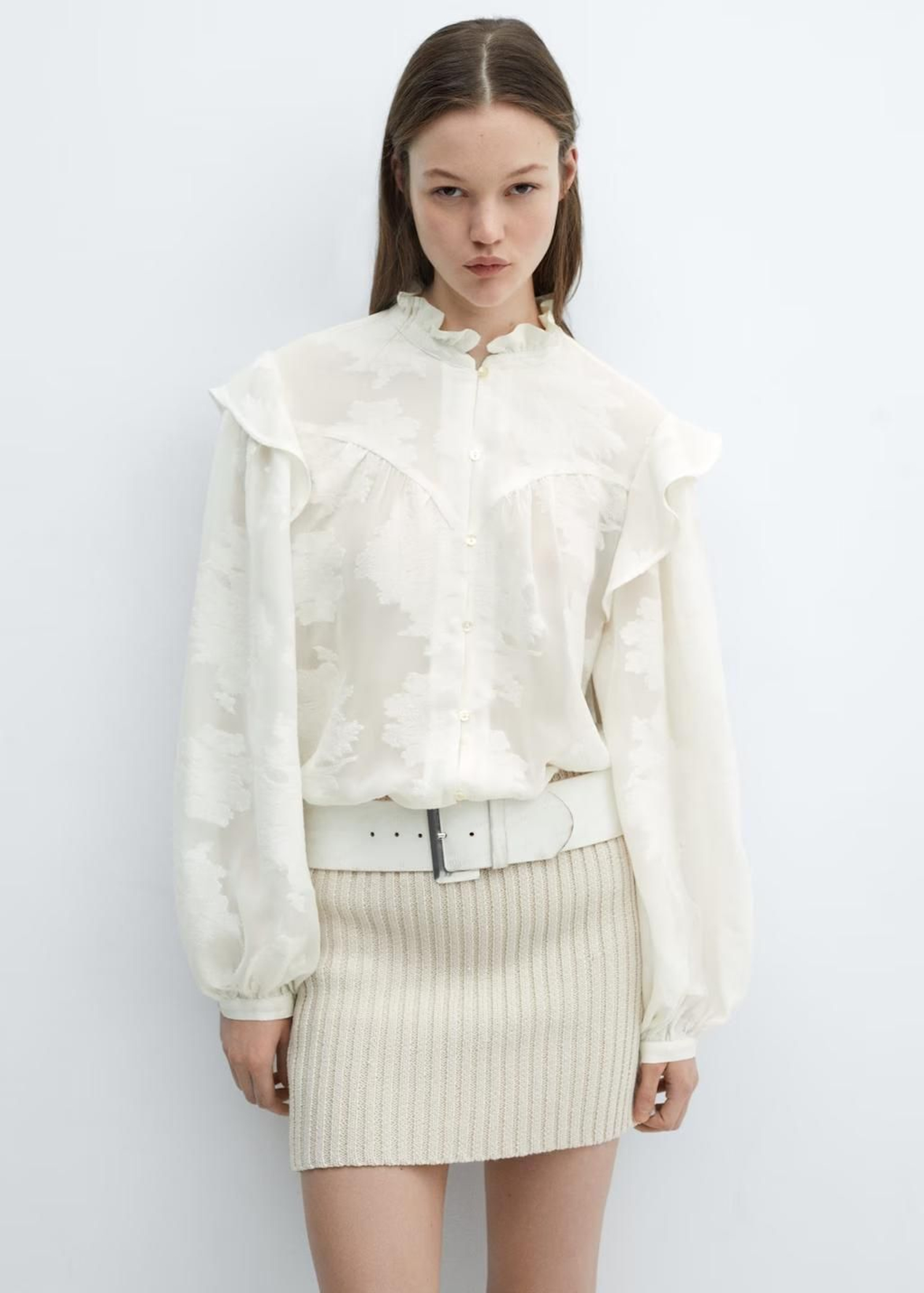 Blusa blanca de encajes de Mango. Blusa blanca de encajes de Mango.