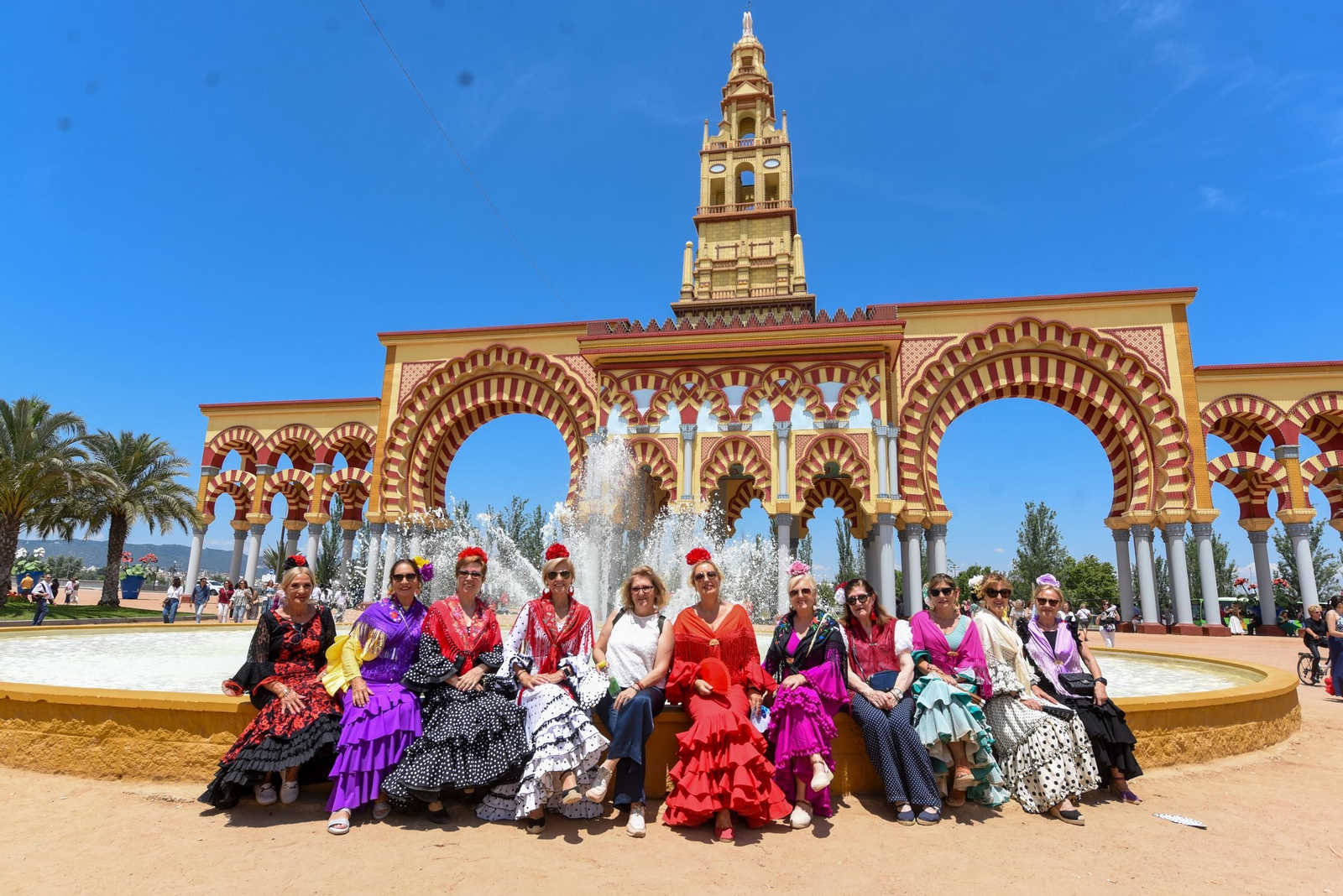 Un grupo de mujeres posa frente a la Portada.