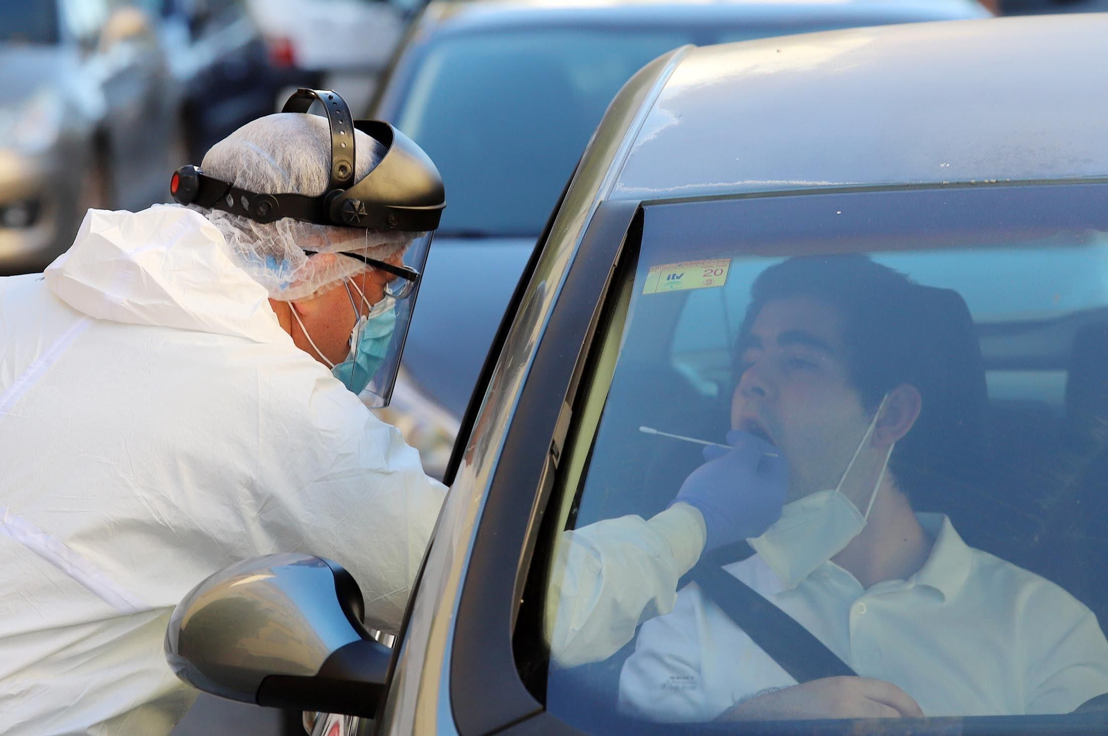 Imágenes del punto Auto-Covid en el centro de salud de Adoratrices