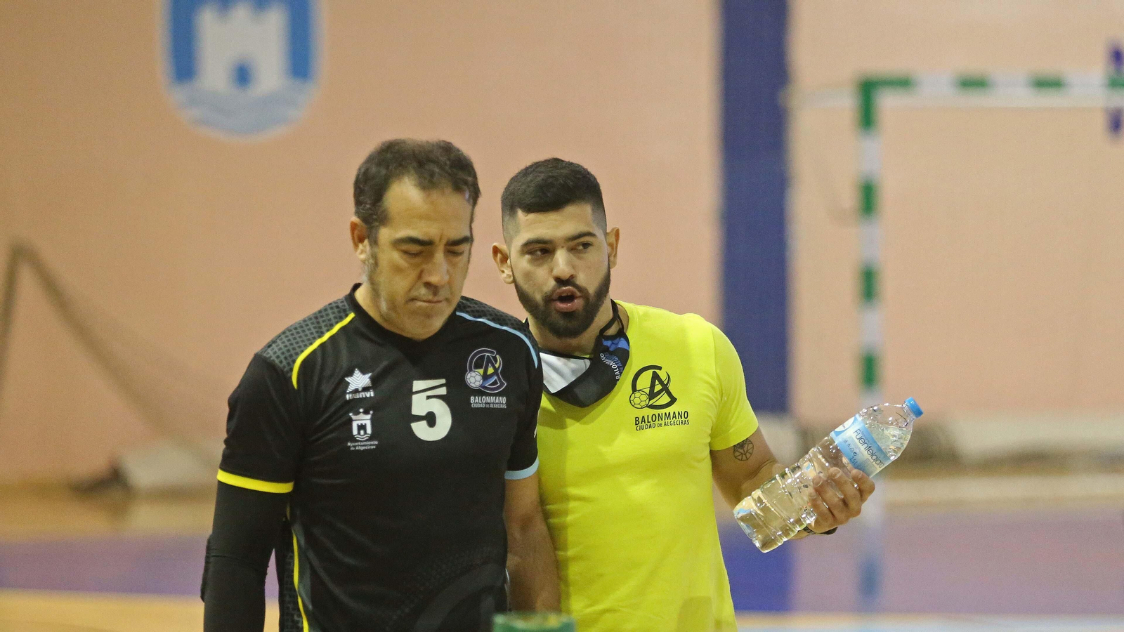 Alejandro Ledesma da instrucciones a Juanma Cruz durante un partido