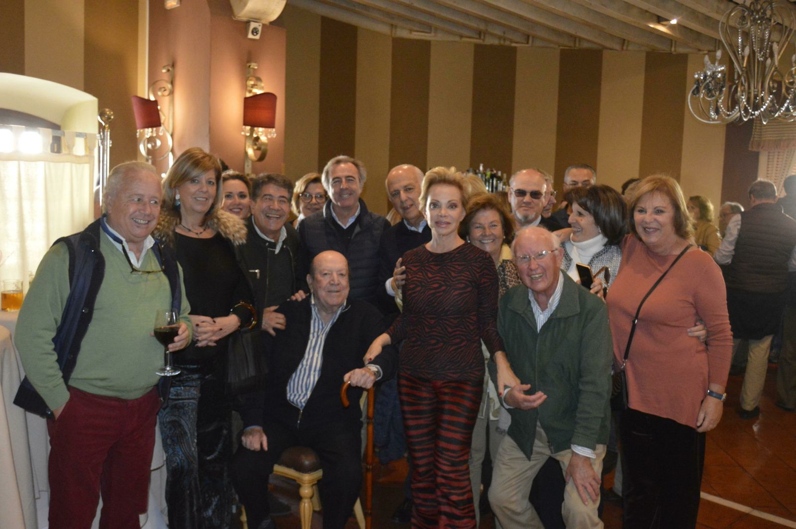 Paloma San Basilio con Javier González-Santiago, Fernando Quirós, María de los Ángeles Parodi, Mar Álvarez, Esperanza Rubio, Kiko Frontado, Nono Fernández Cubero, Fernando Suanzes, Pitusa Durio , Juan Mayo, Pepe Cantalejo, Ana Liberal y Auxi Martínez de Salazar.