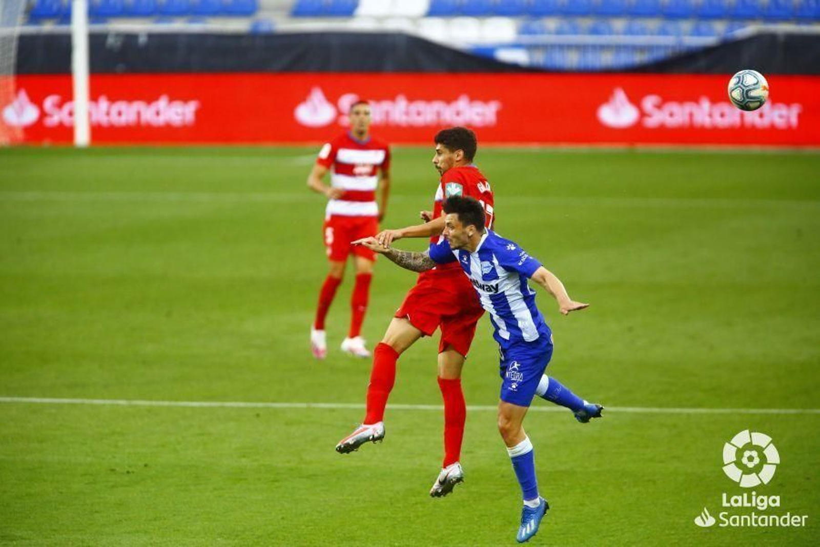 Gil Dias disputa un balón aéreo durante el choque