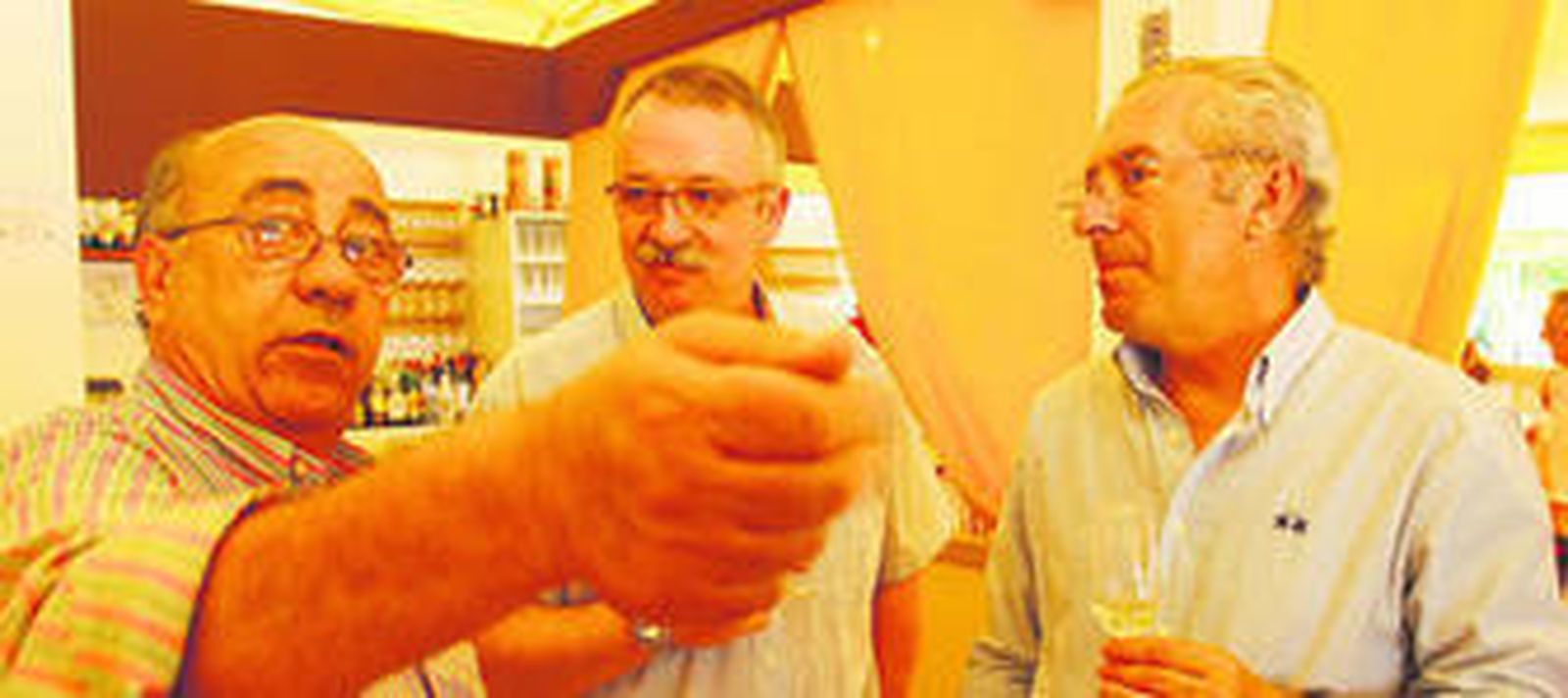 Algunos operarios ultiman los detalles en la caseta Papanata.