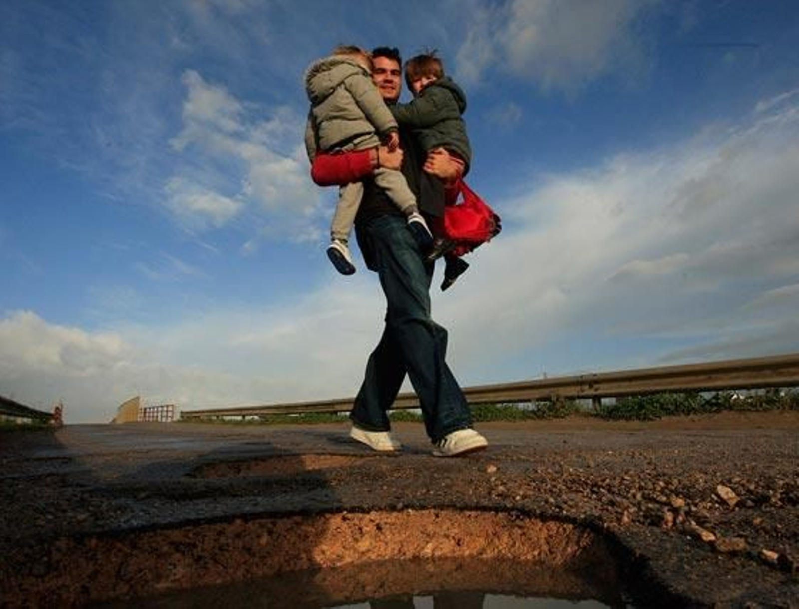 Un padre y sus hijos por un puente de San José Obrero cerrado al tráfico.

Foto: juan carlos toro