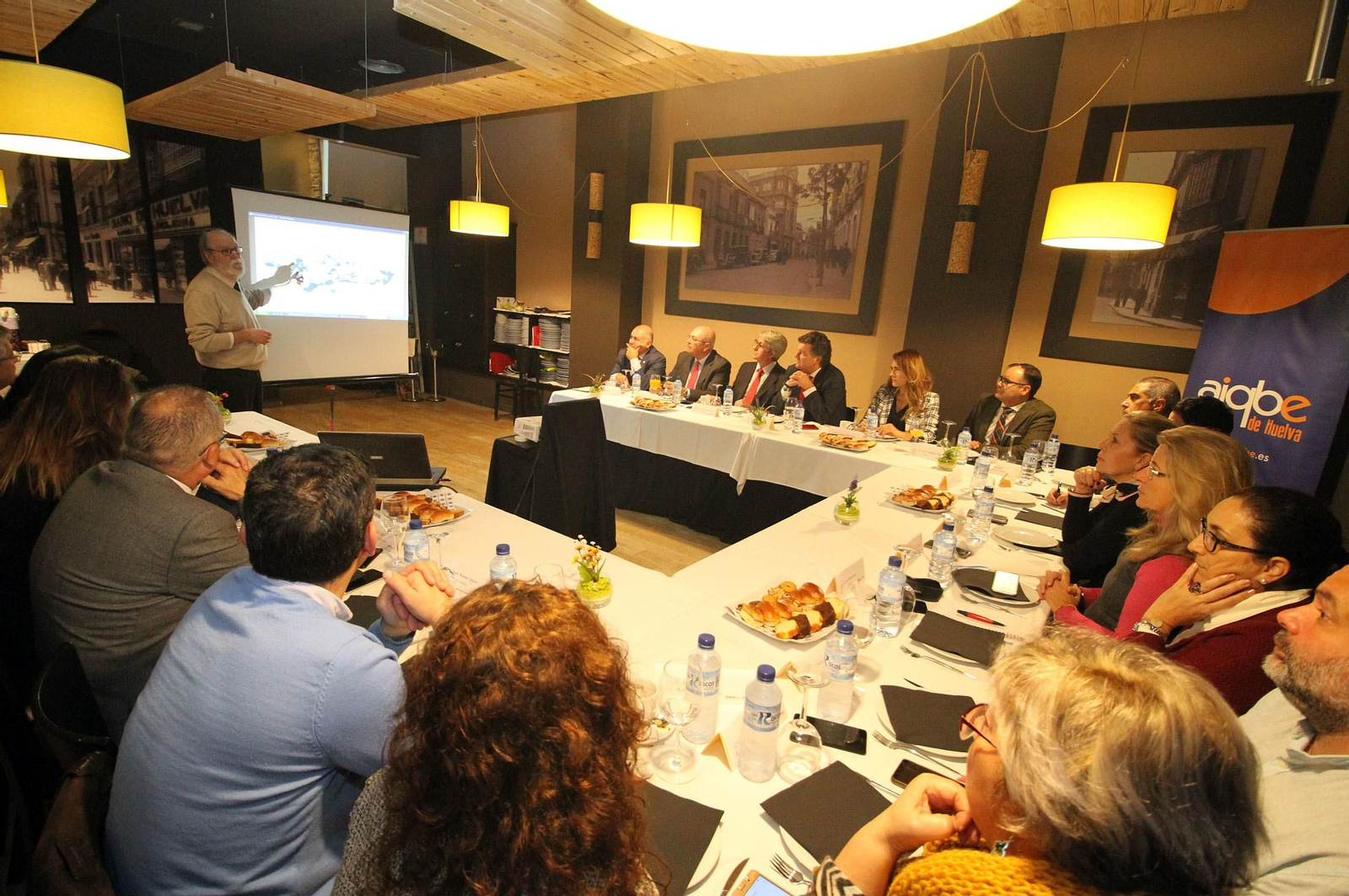 Gurucelain analiza la incidencia del cáncer en Huelva ante los asistentes al Foro Gerardo Rojas.