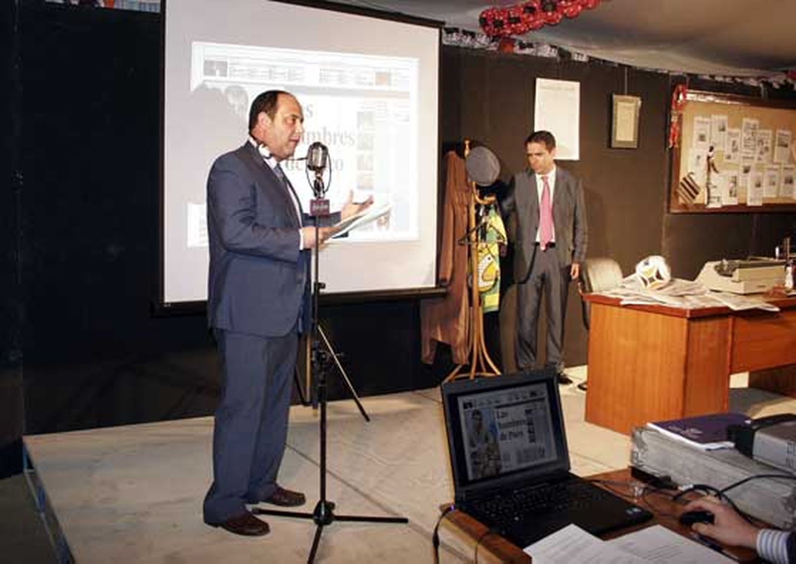 El periodista Francis Gallardo presentó una imaginaria sección de Pasarela y Televisión en el 'Diario de la Feria'.

Foto: Fito Carreto y Andrés Mora