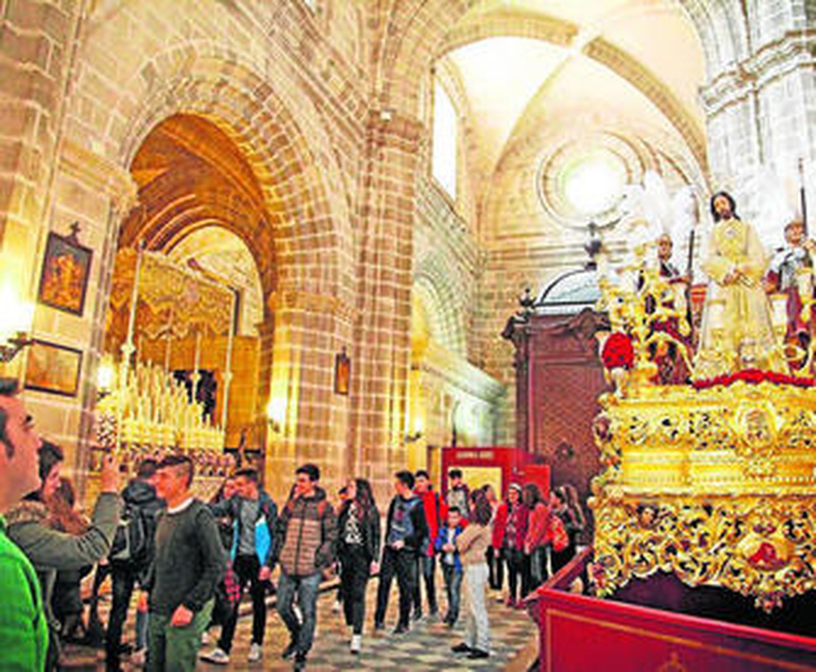 Los pasos del Transporte, ayer, en la Catedral.