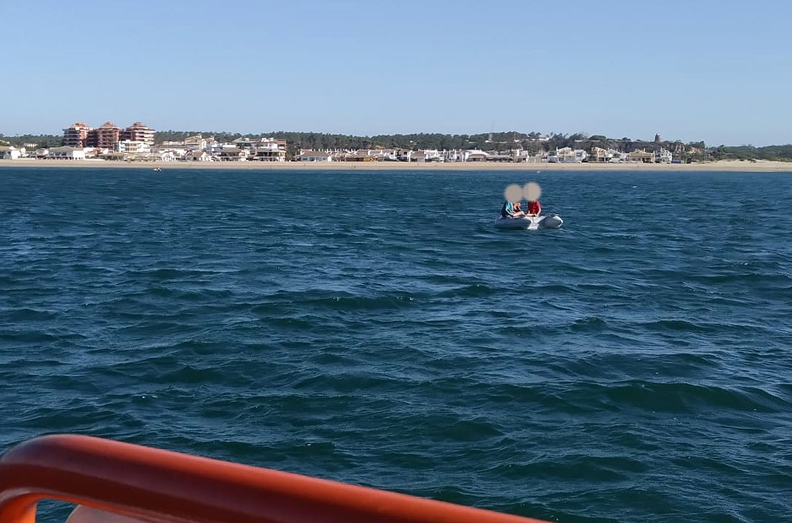 Los tres menores en el artefacto flotante en el momento de la llegada de la LS-Helena