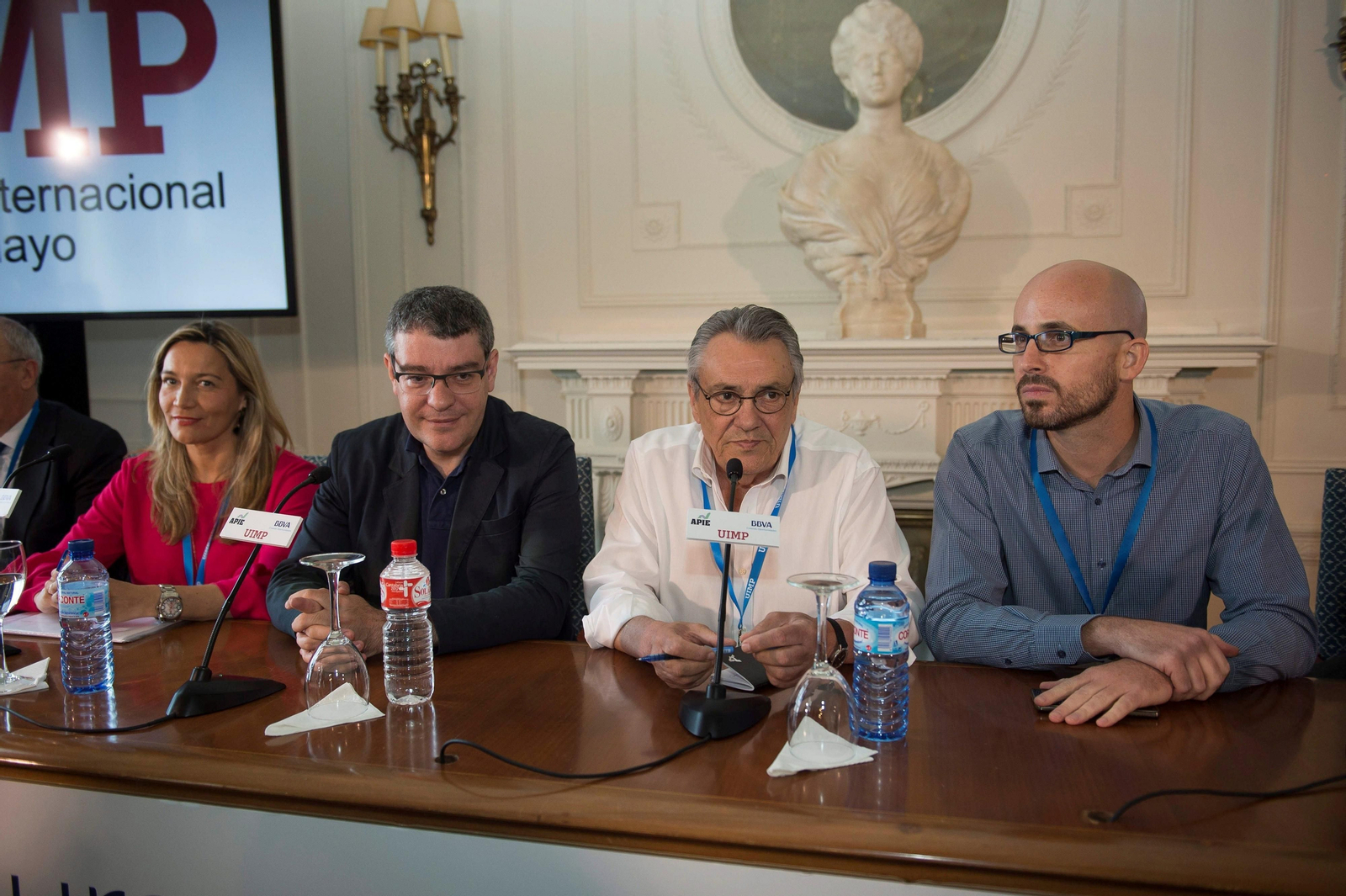 Álvaro Nadal, segundo por la izquierda, en el debate en el que anunció hoy su apoyo a Soraya Sáenz de Santamaría
