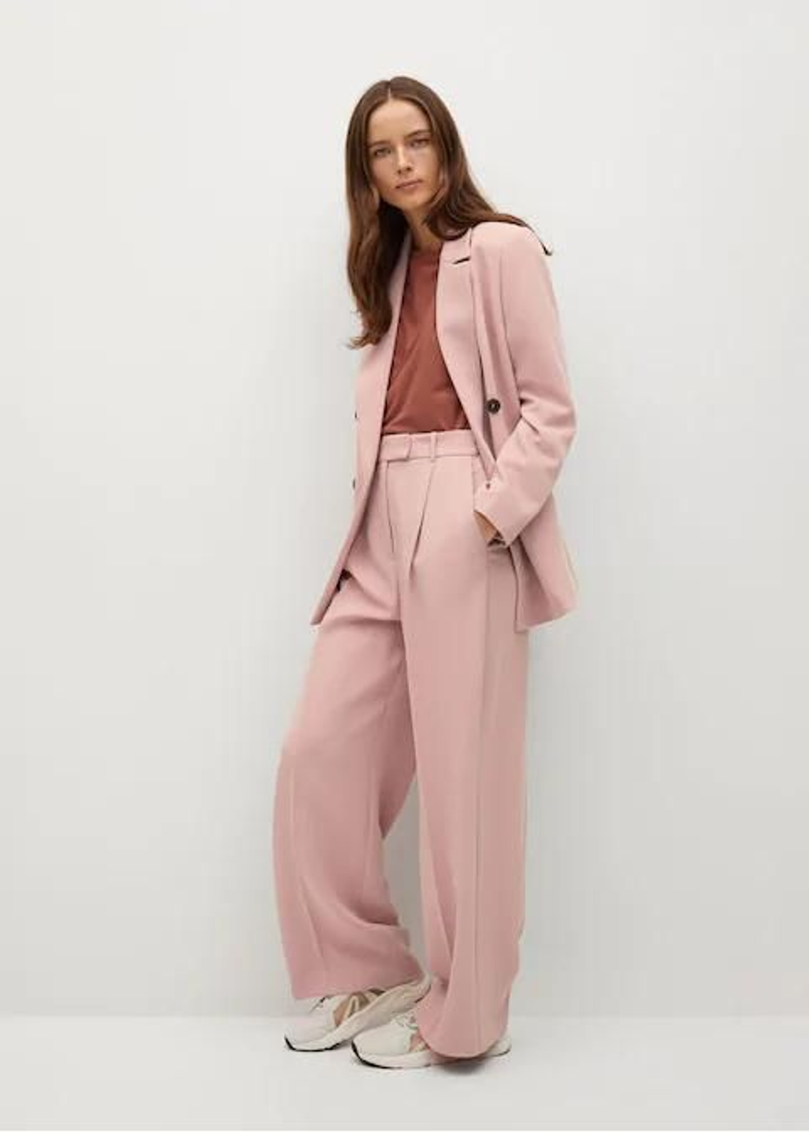 Traje rosa de Mango. Traje rosa de Mango.