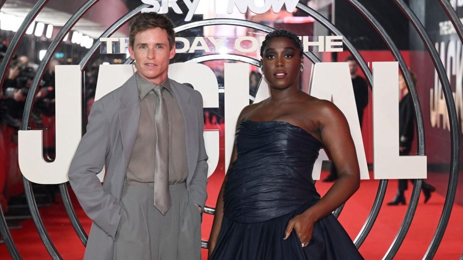 Eddie Redmayne y Laschana Lynch en la presentacón de la serie 'Chacal'