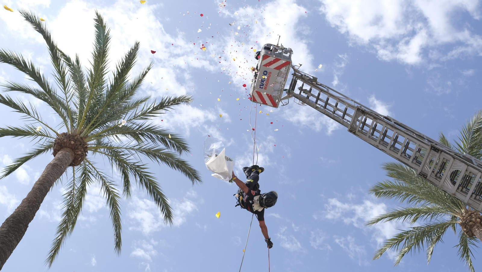 Ofrenda floral a la Virgen del Mar en la Feria de Almería 2024, en imágenes