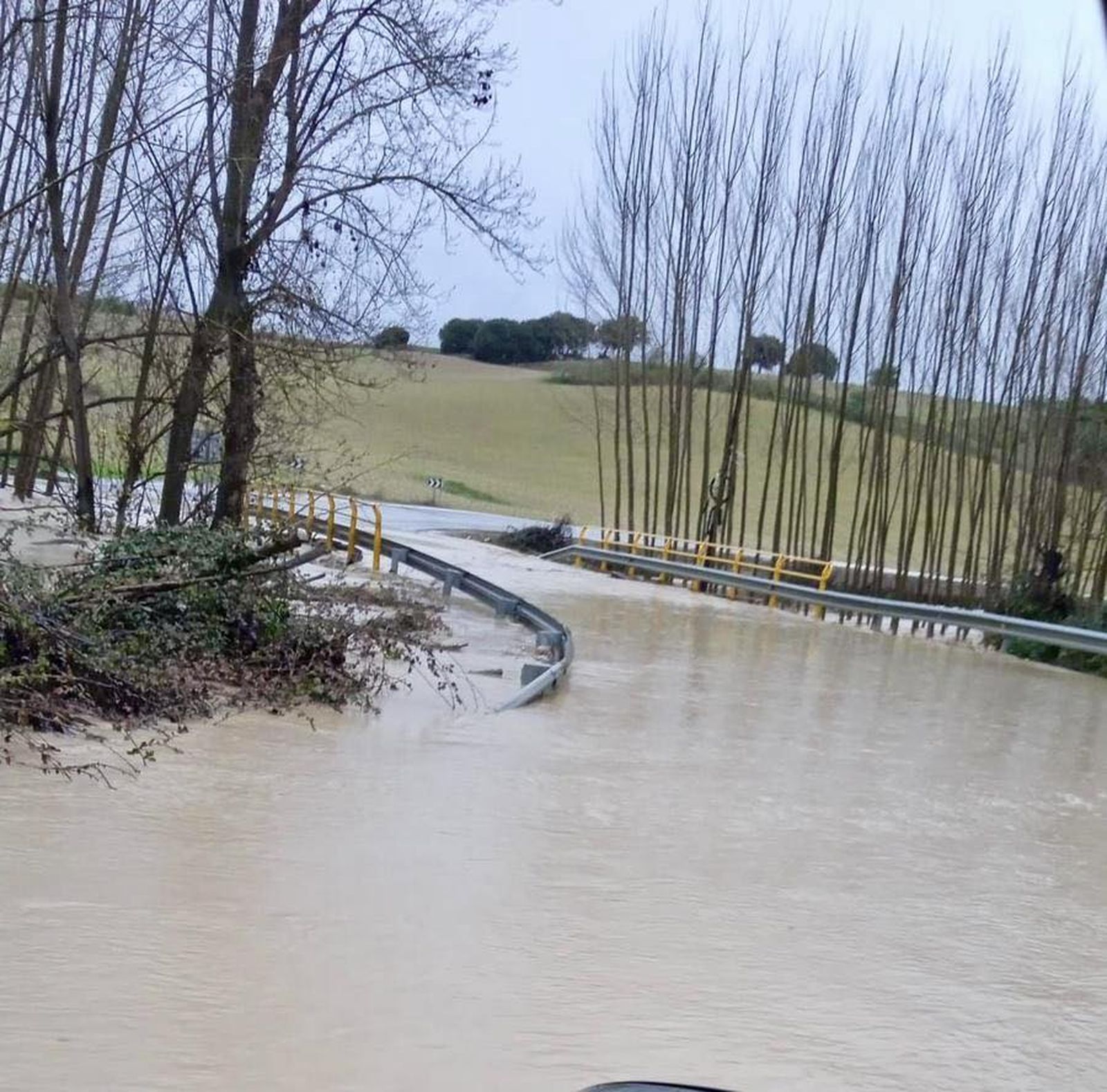 ALCALÁ LA REAL. Cortada la carretera JA4301 a su paso por el puente de la Media Luna por desbordamiento del Río Velillos.