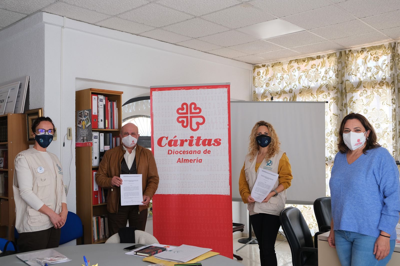 Solidaridad Enfermera Almería y Cáritas Diocesana firman el acuerdo.