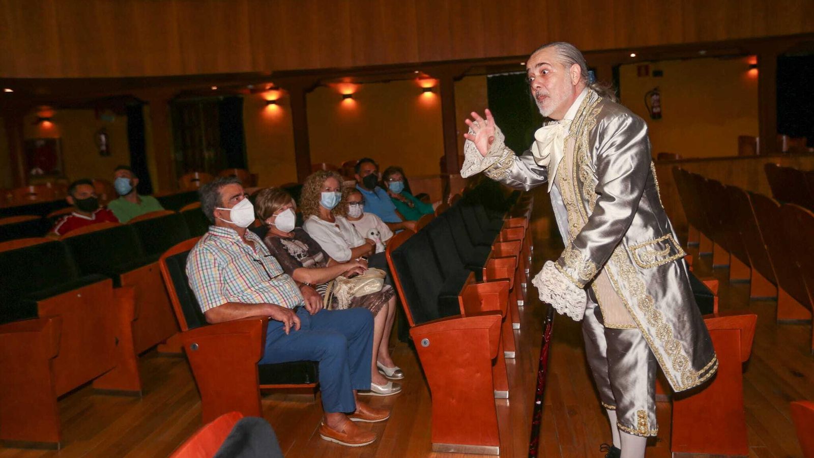 El personaje de José Antonio Salinas explica la historia del Teatro de Las Cortes. El personaje de José Antonio Salinas explica la historia del Teatro de Las Cortes.