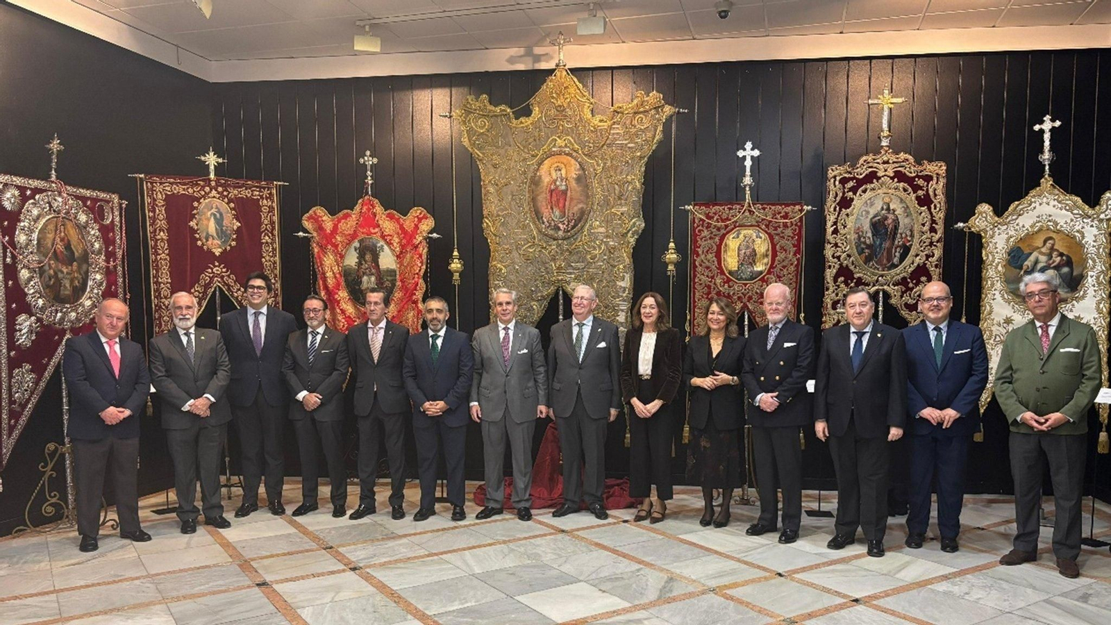 Fotografía de familia en el acto de inauguración