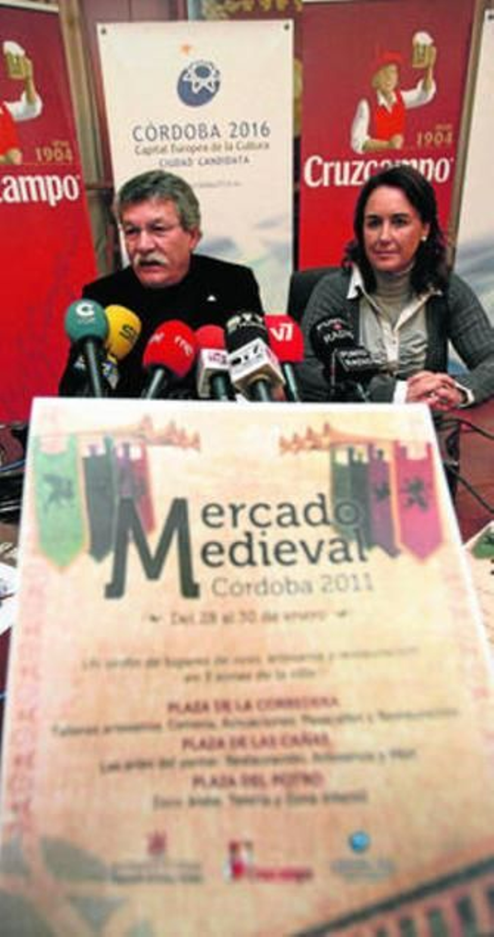 Ferrero, junto a la responsable de Cruzcampo, ayer en el Consistorio. Ferrero, junto a la responsable de Cruzcampo, ayer en el Consistorio.