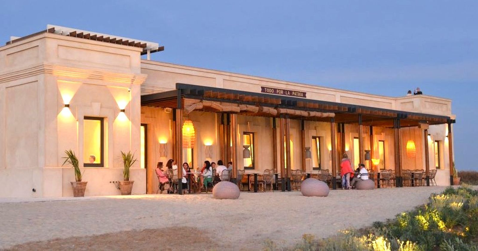 La terraza exterior está situada a unos pasos de la playa y cuenta con unas vistas maravillosas durante el atardecer