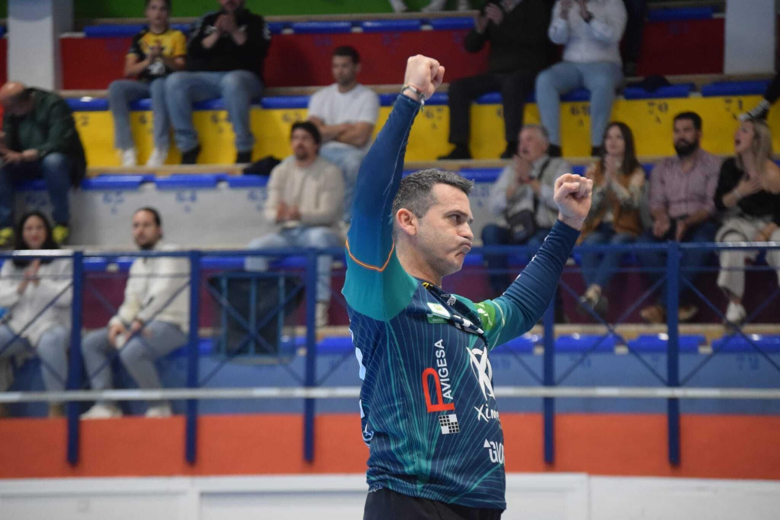 De Hita, brazos arriba, celebra una acción de su equipo.