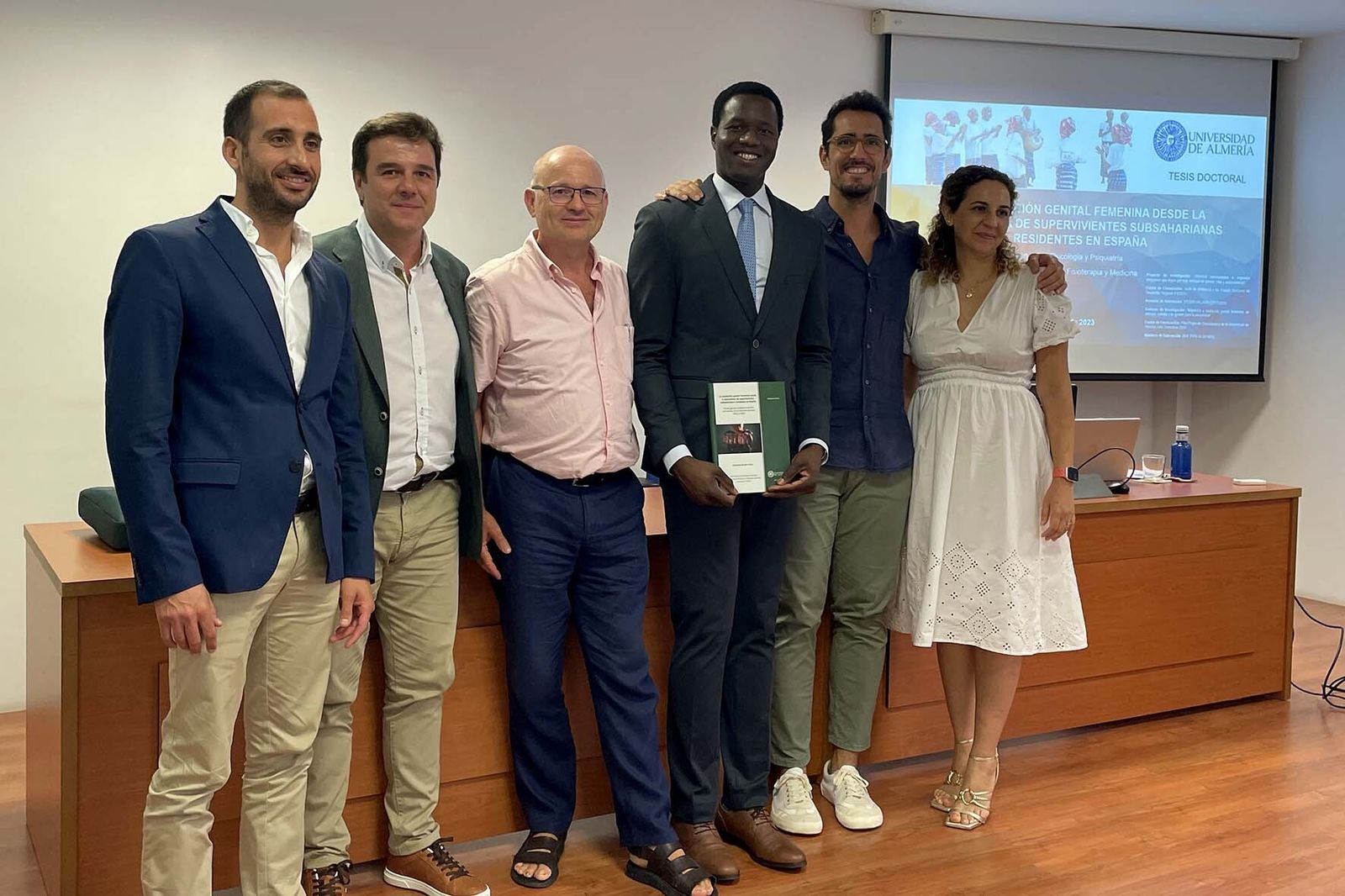 El estudiante Ousmane Berthe junto al tribunal que lo ha evaluado y sus profesores de Doctorado