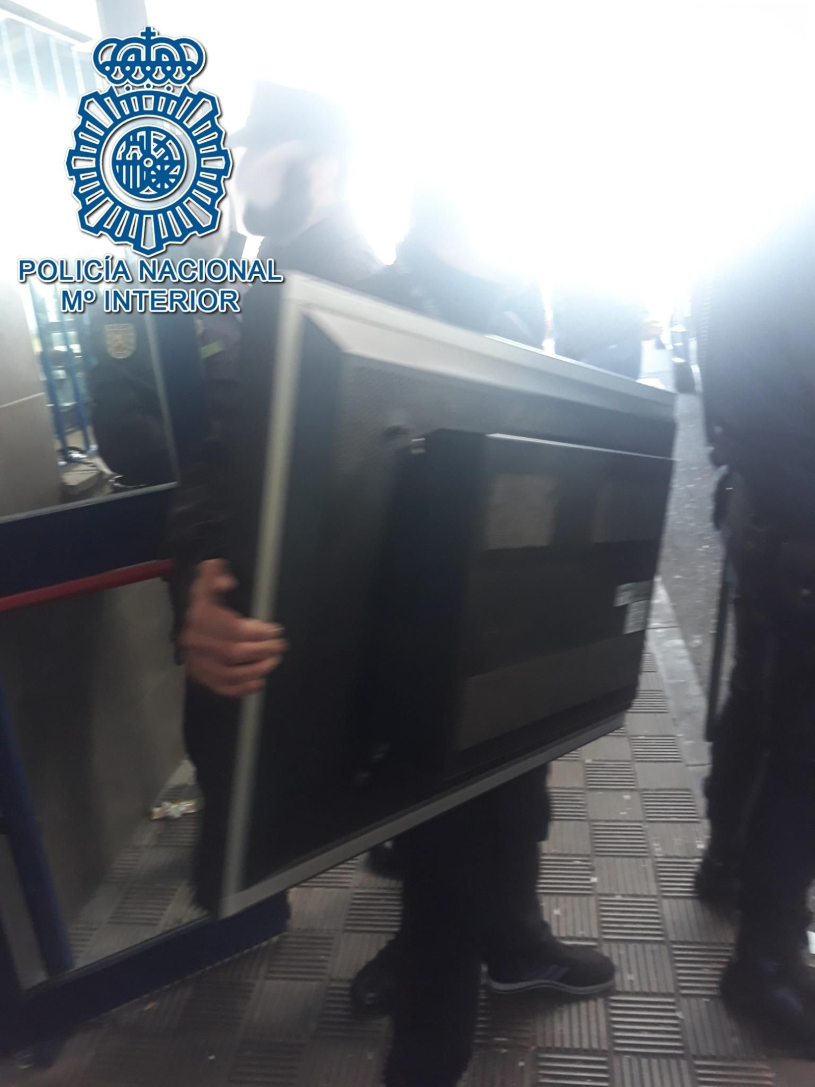 Los agentes de la Policía con uno de los monitores.