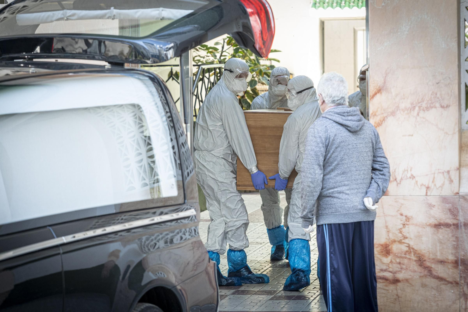 Operarios de una funeraria trasladan un ataúd en Cádiz en 2020.