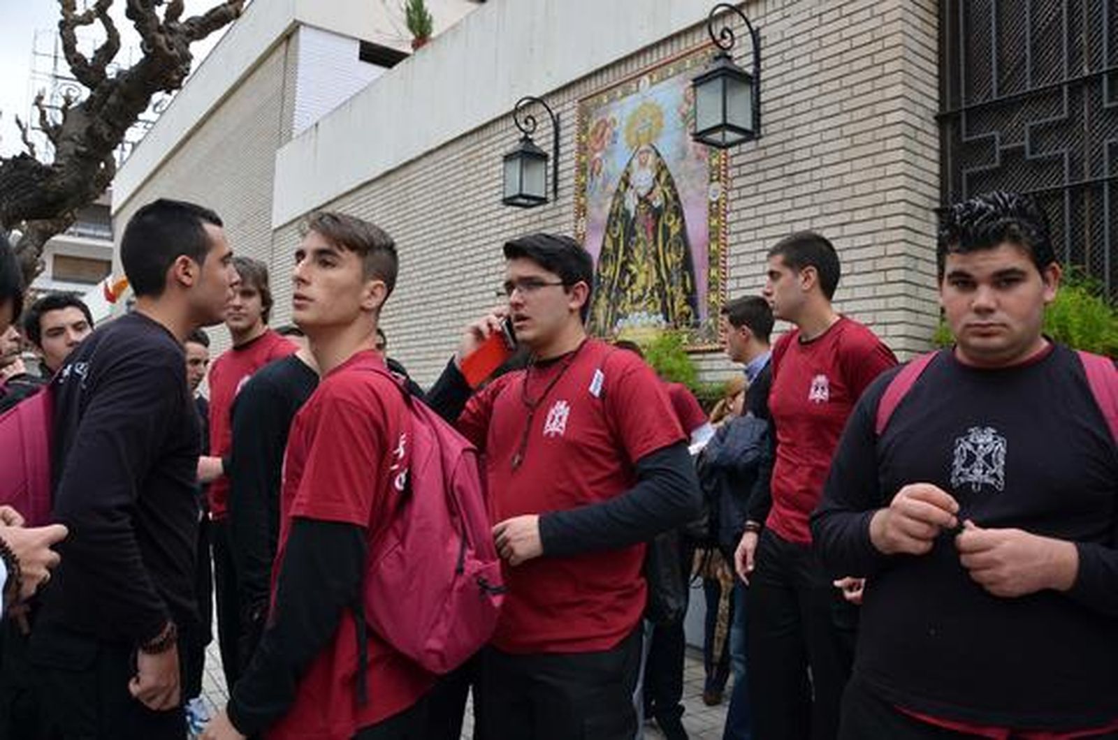 Tras comunicársele la decisión de no salir, una cuadrilla de costaleros de la cofradía sale en orden del convento de Capuchinos

Foto: Manuel Aranda