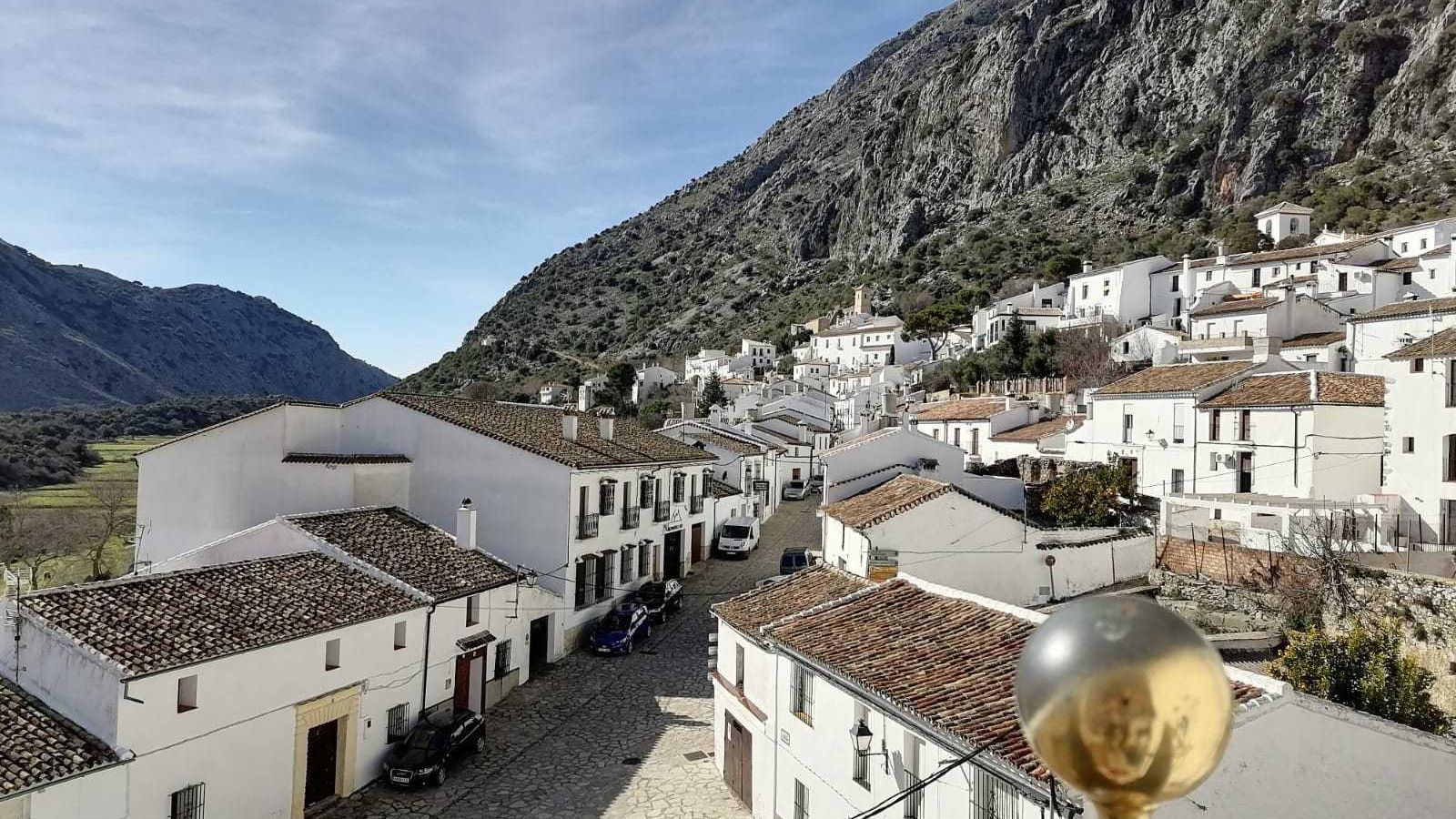 Sus casas blancas y callejuelas se entremezclan con el encanto de este paraje natural que abraza a este pueblo gaditano