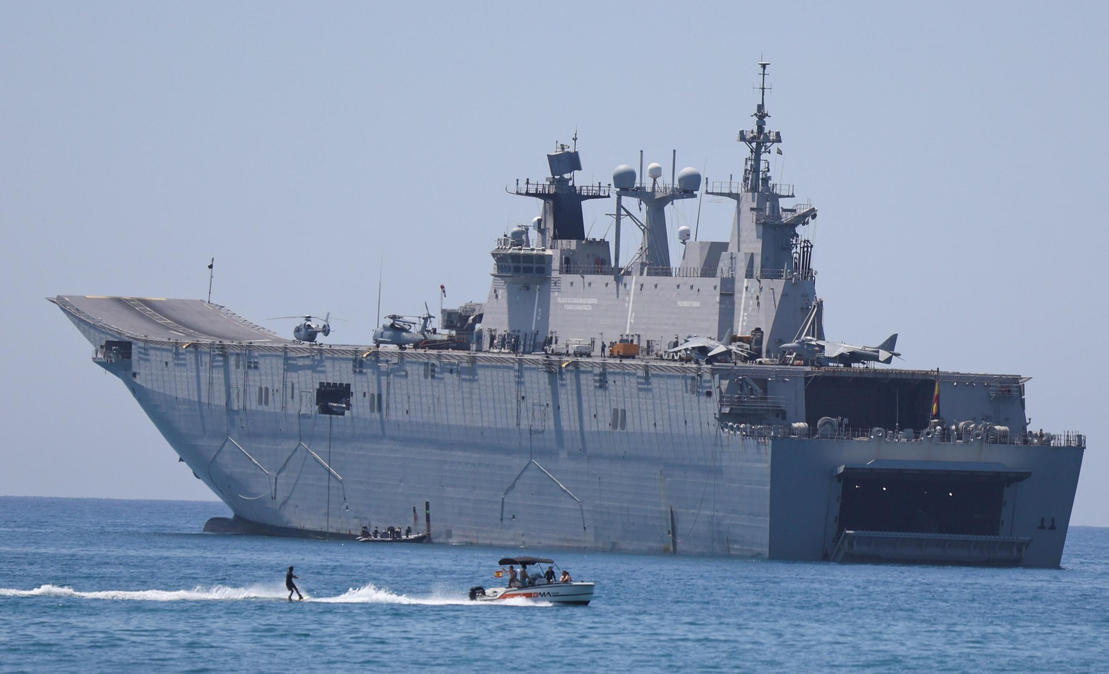 Los buques de la Armada 'Juan Carlos I' y 'Galicia' ya están en Málaga para el desembarco, en fotos